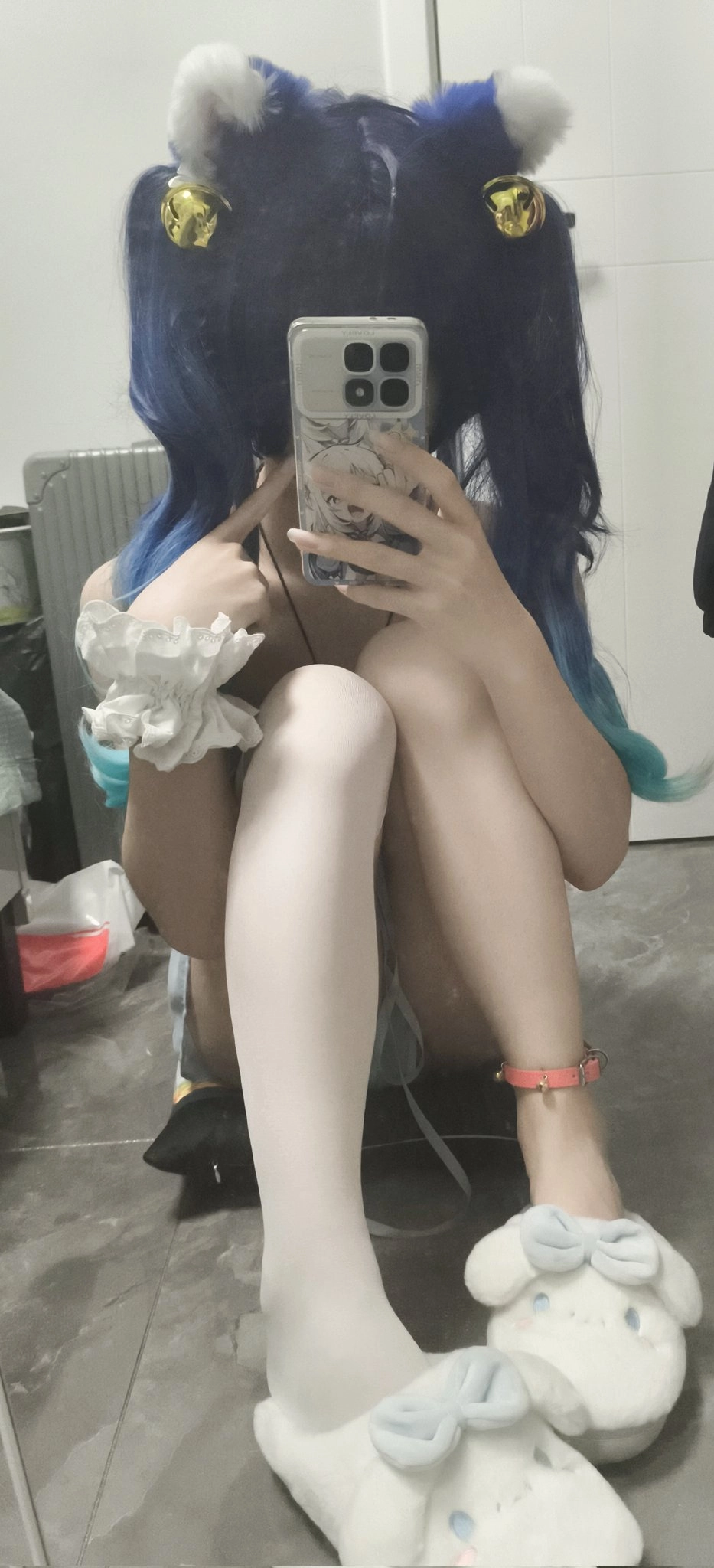 蓝头发和手机的女孩。