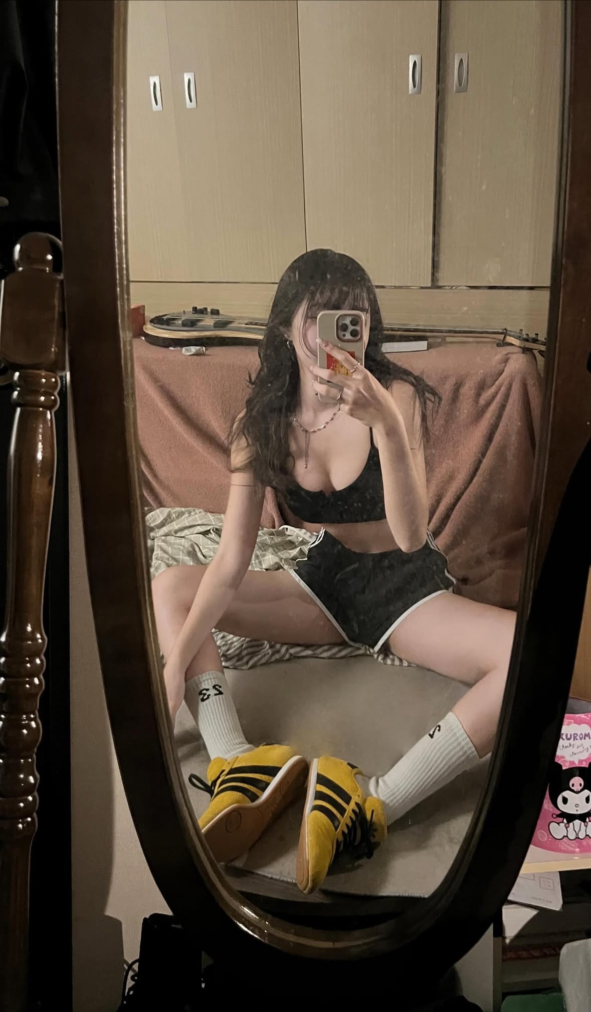 女人在镜子里拍自拍。