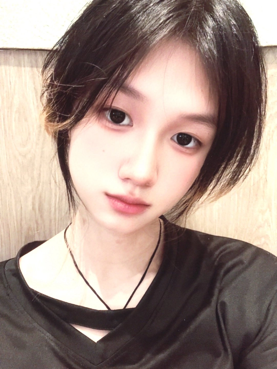 长头发的女孩和一件黑色的衬衫。