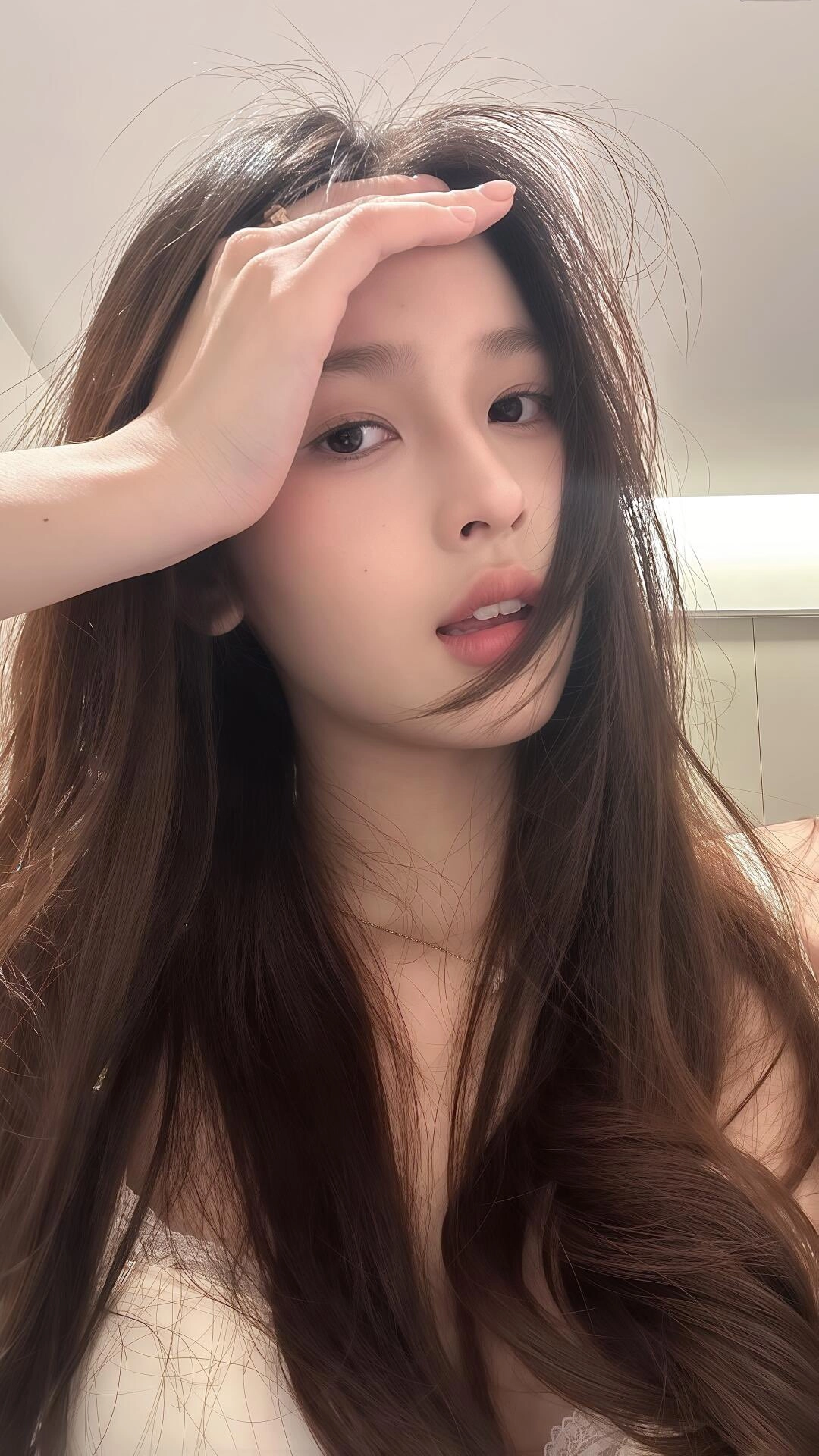 长头发的女人和一只马尾巴。