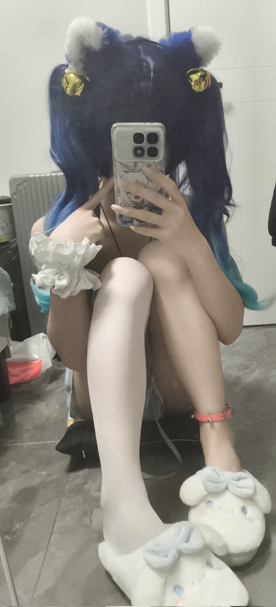 蓝头发和手机的女孩。