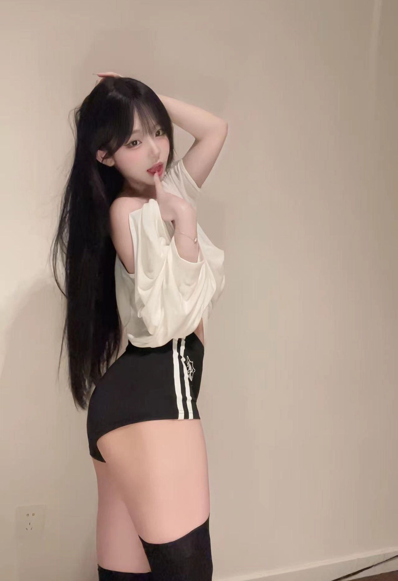 黑头发和白衬衫的女人。