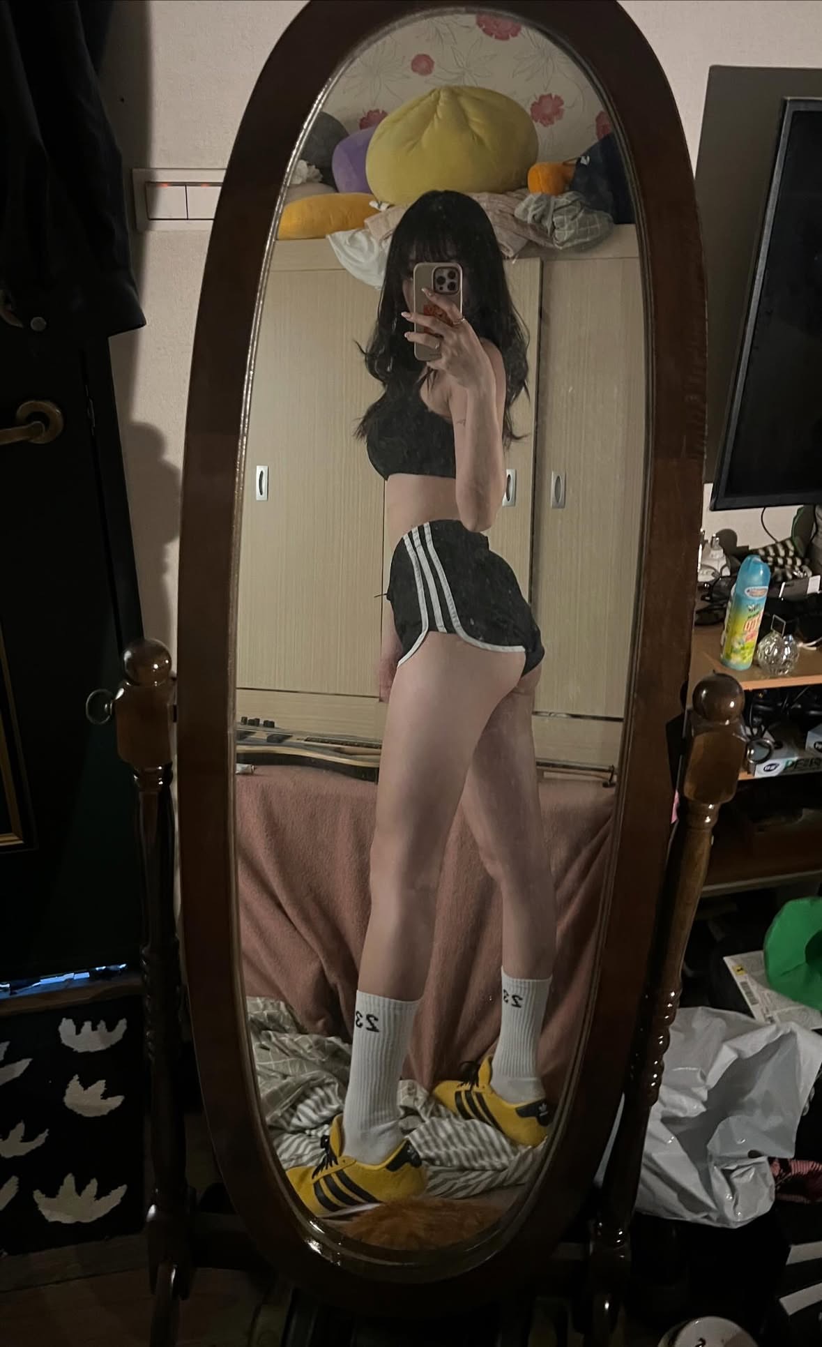 女人在镜子里拍自拍。