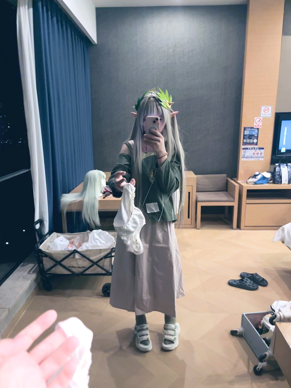 一位穿着绿色头带的女人拍了一张自拍。