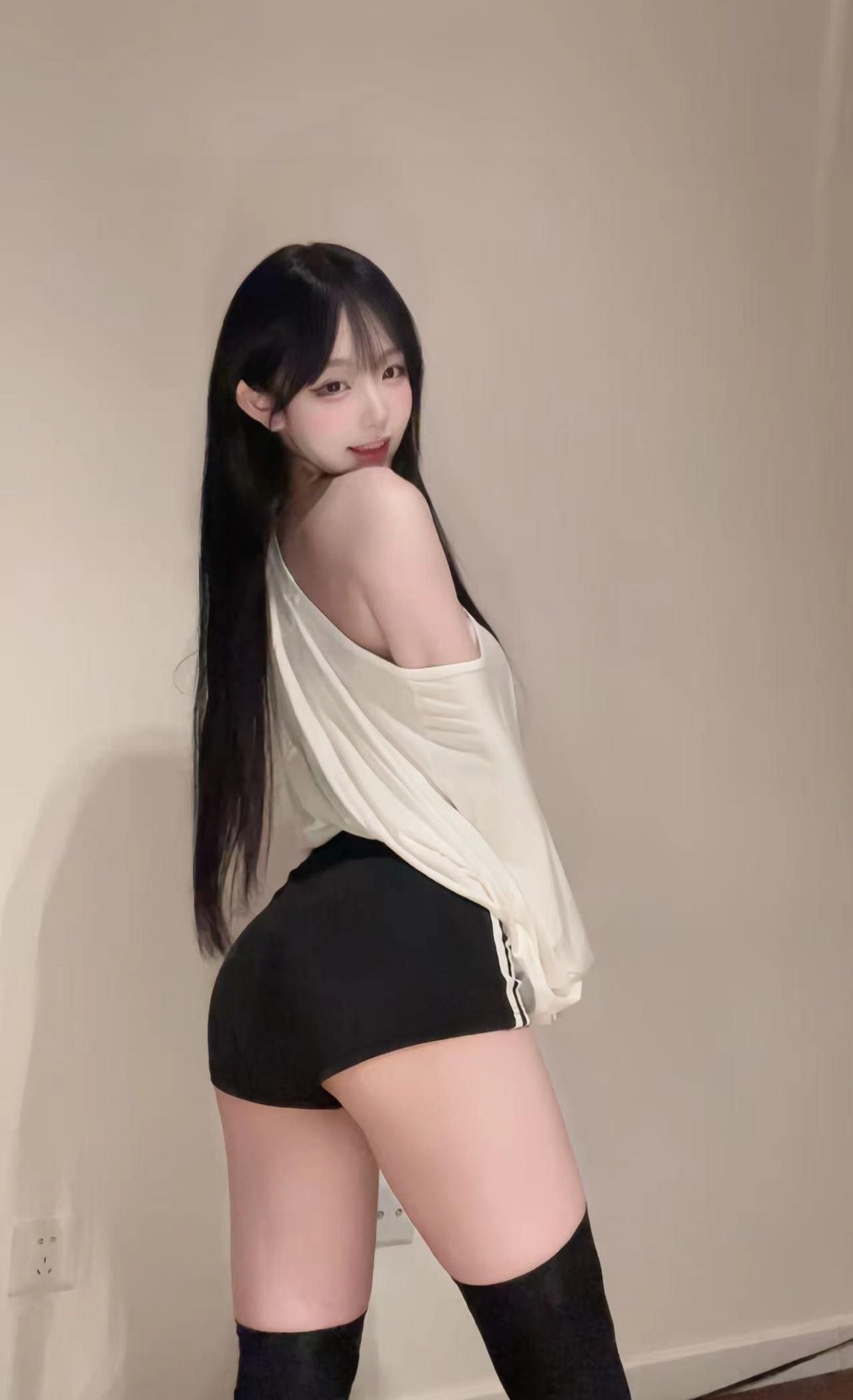 穿着黑色短裤和白色衬衫的女人。