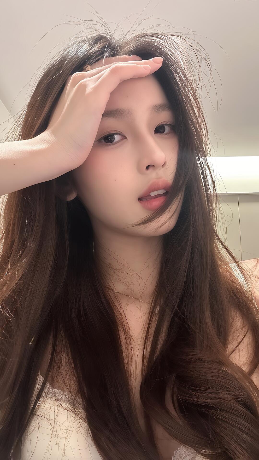 长头发的女人和一只马尾巴。