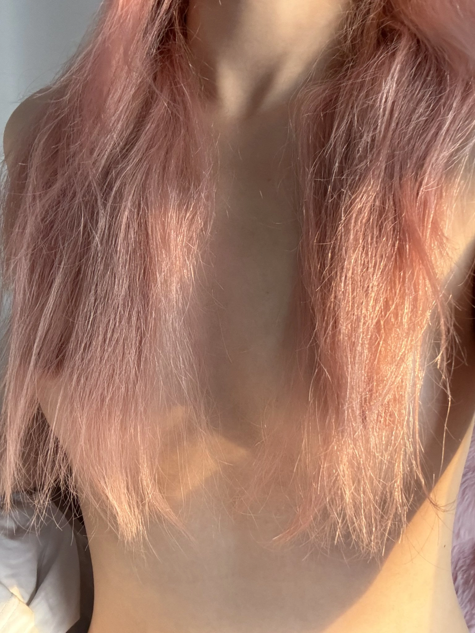 有粉红色的头发和粉红色的衬衫的女人。