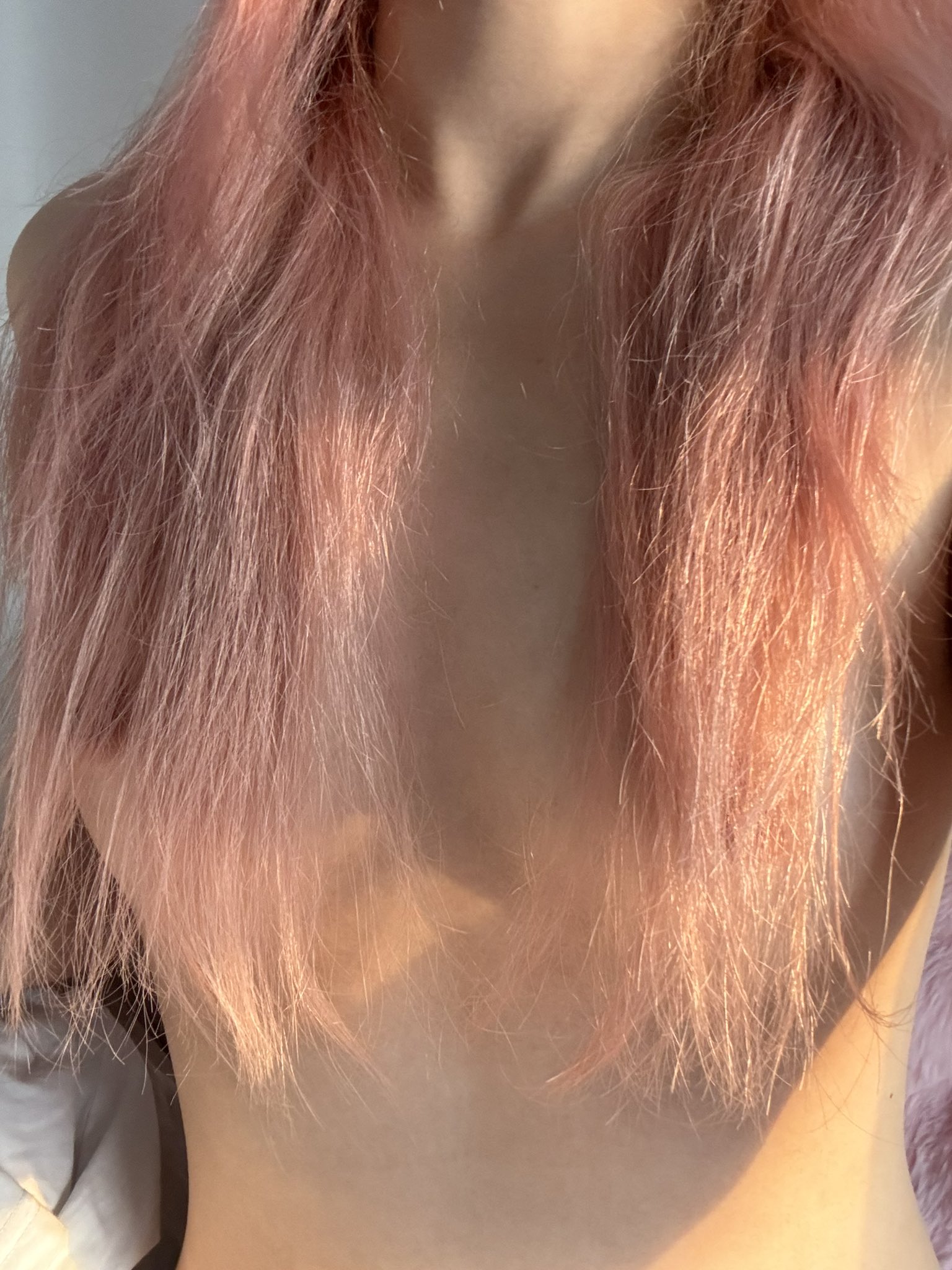 有粉红色的头发和粉红色的衬衫的女人。