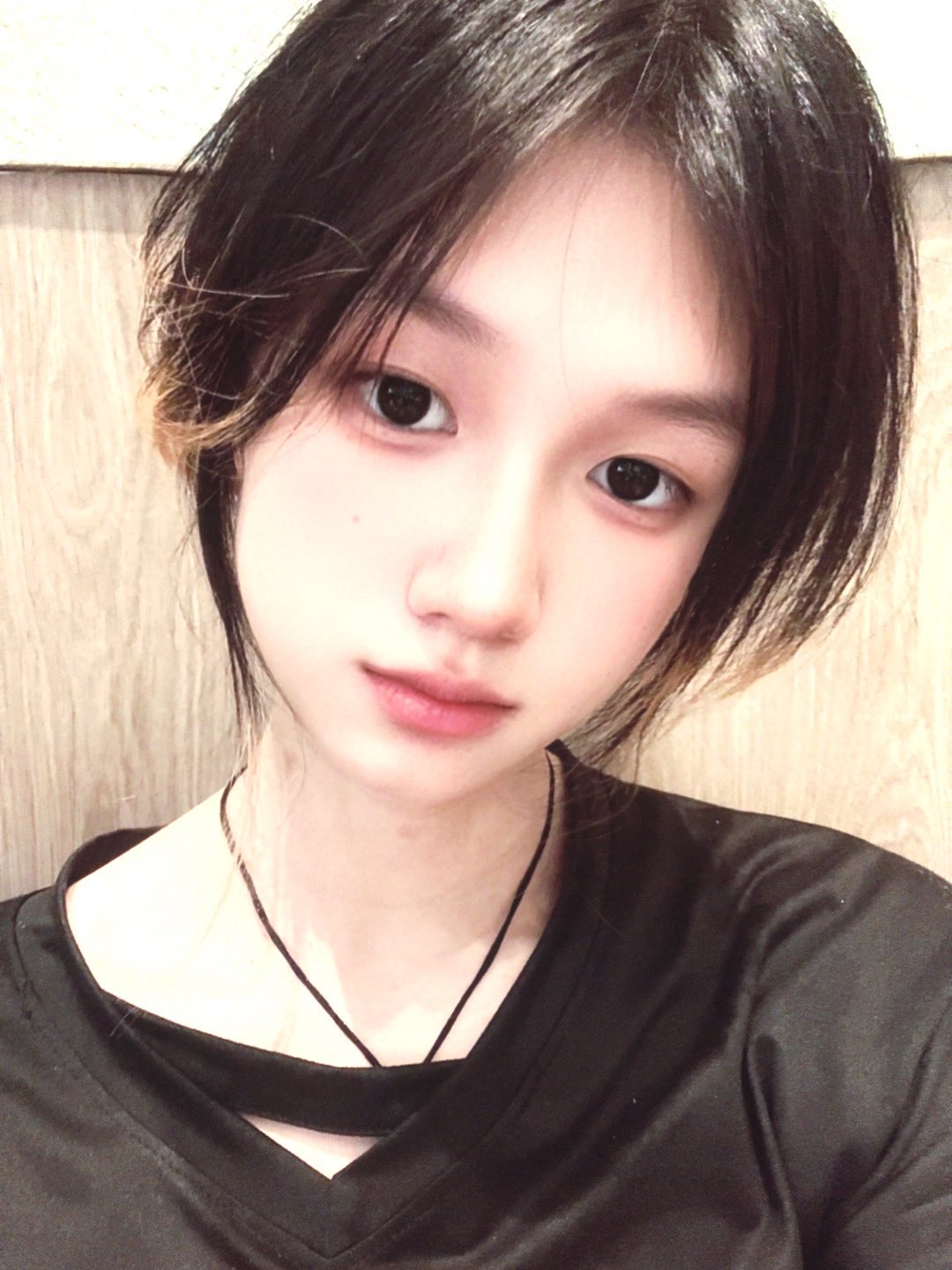 长头发的女孩和一件黑色的衬衫。