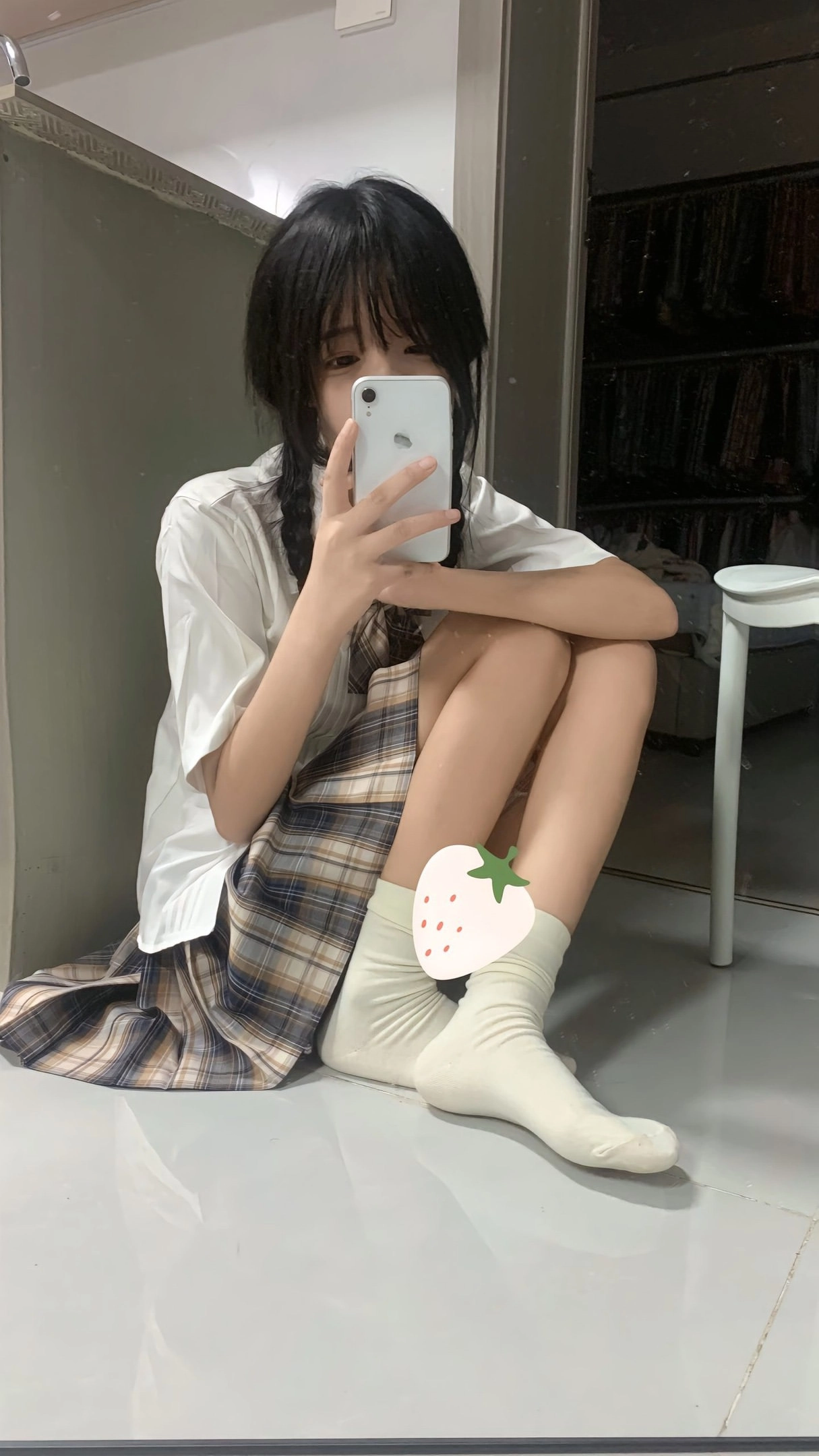 女人用手机拍自拍。