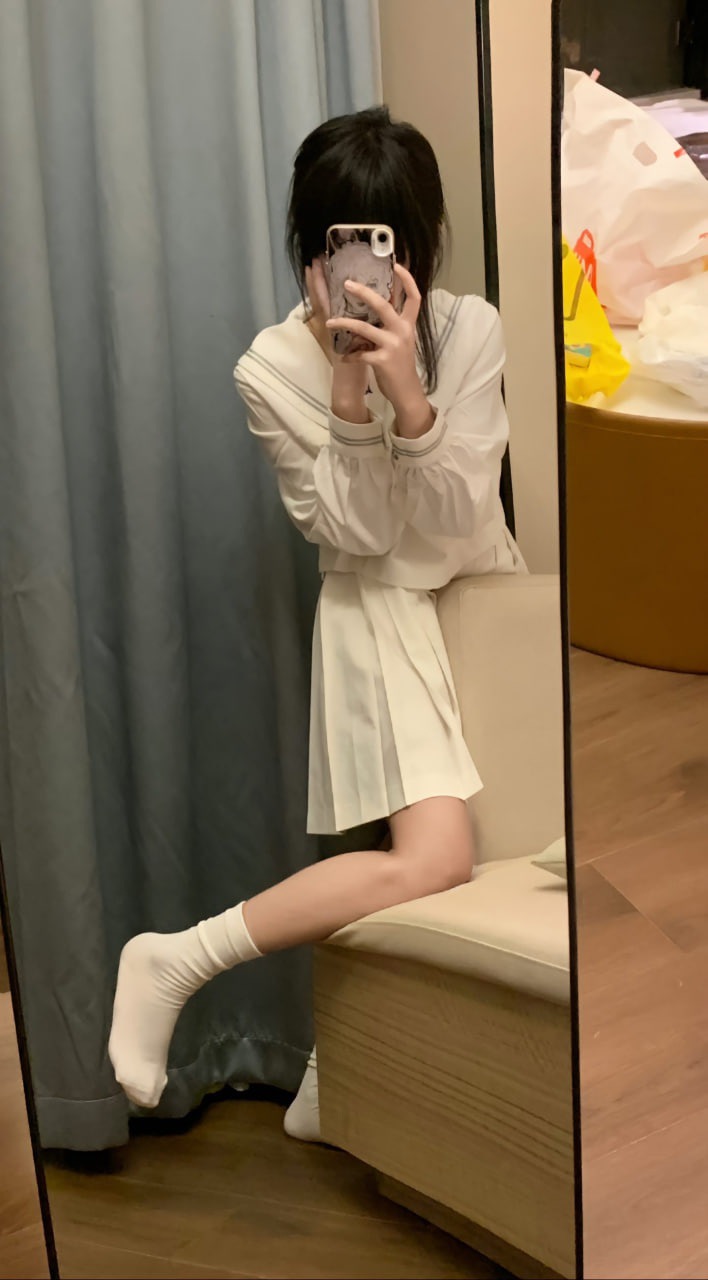 女人在镜子里拍自拍。