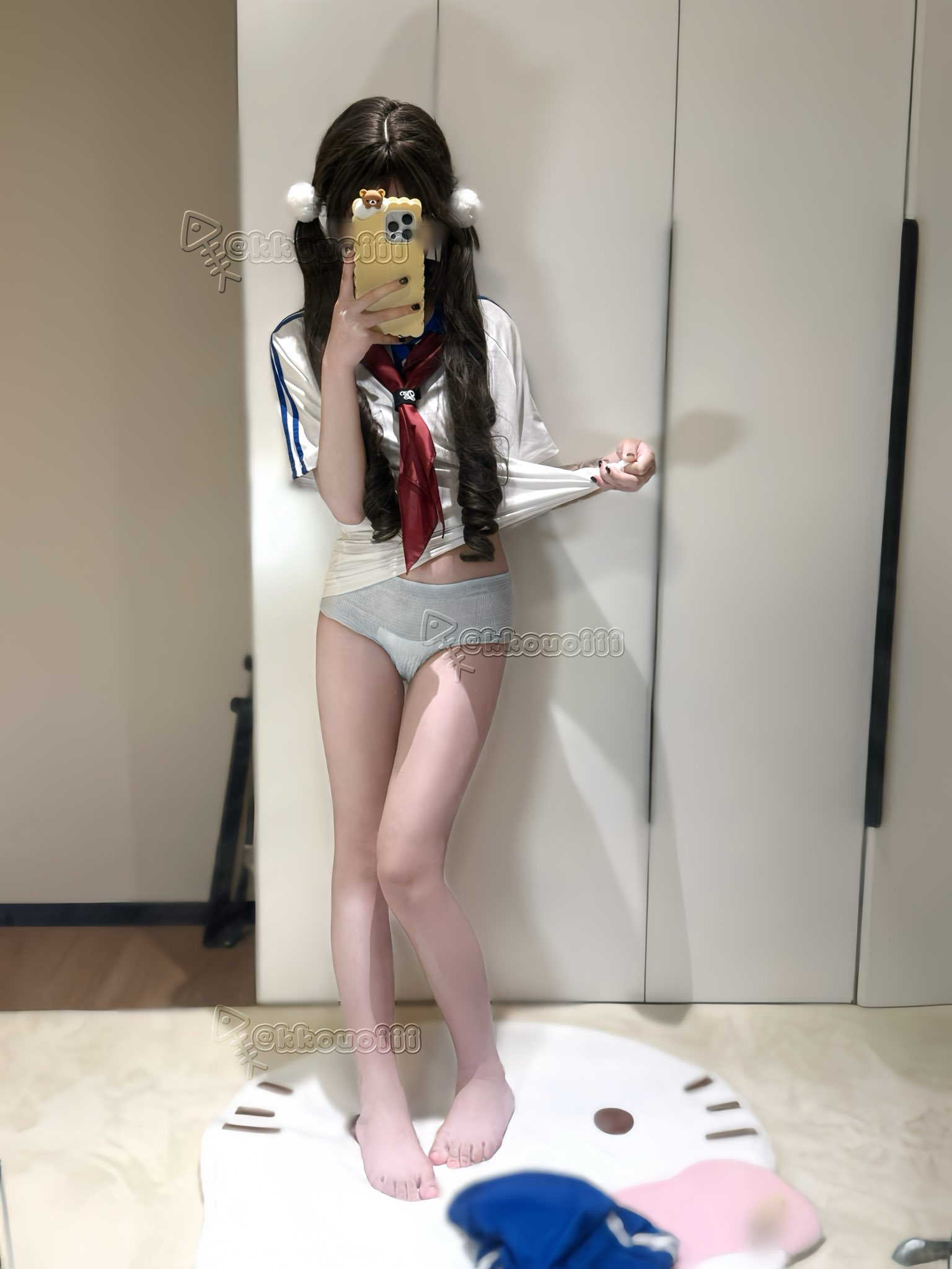 穿着白色衬衫和红色领带的女人拍了一张自拍。