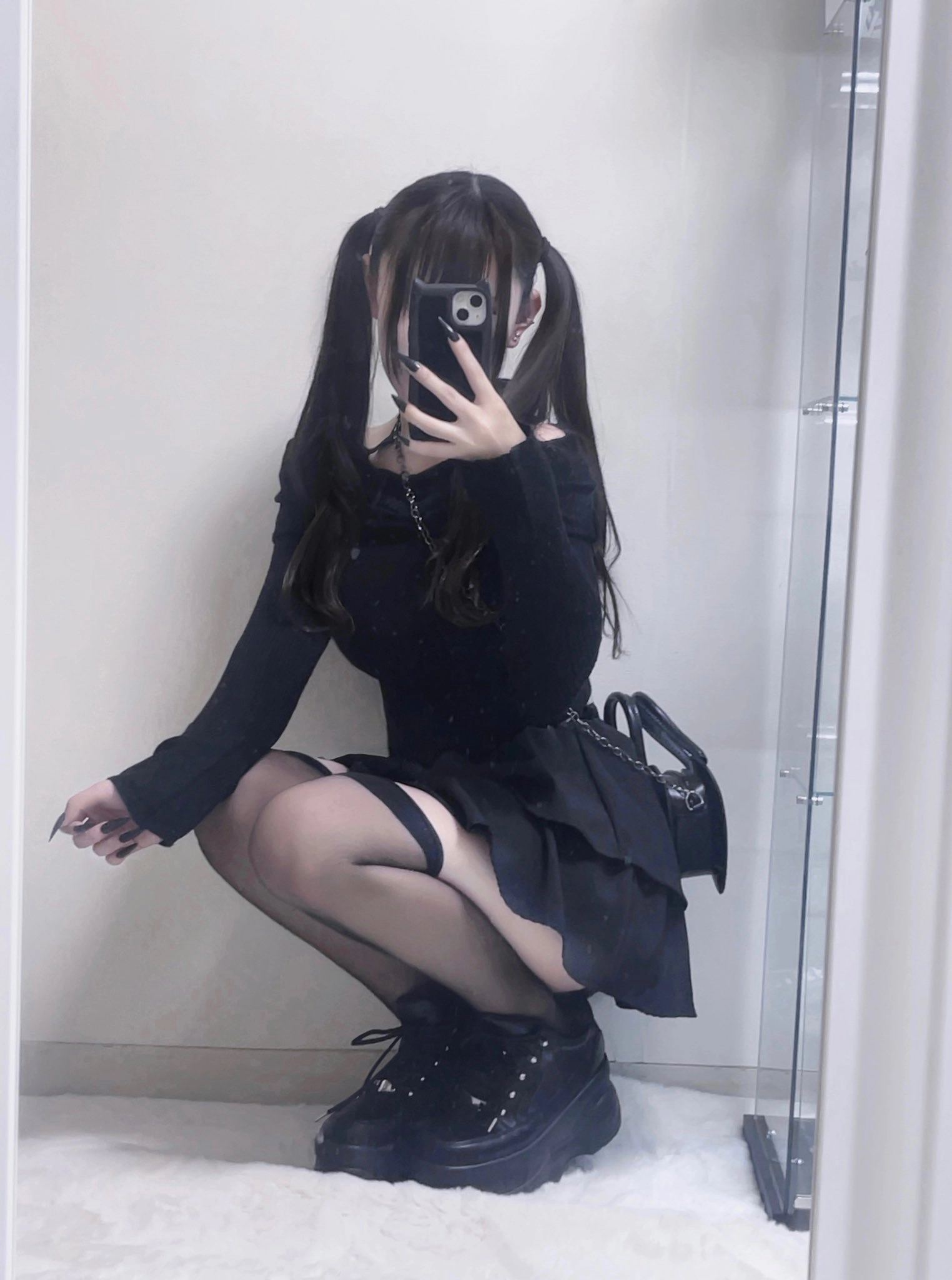 女人用手机拍自拍。