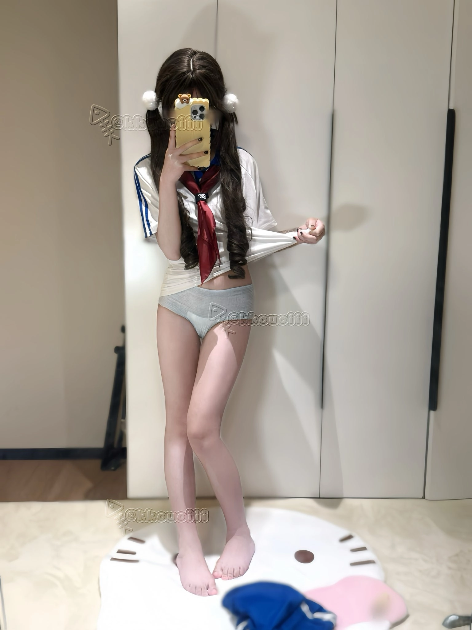 穿着白色衬衫和红色领带的女人拍了一张自拍。