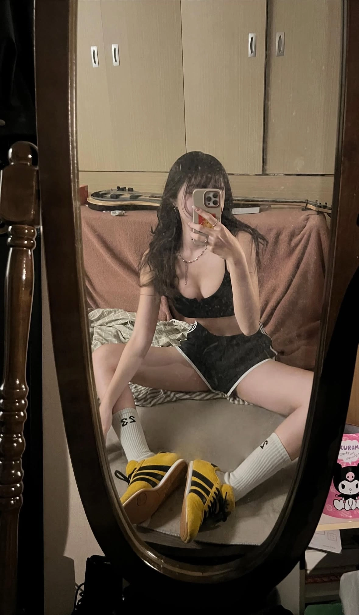 女人在镜子里拍自拍。