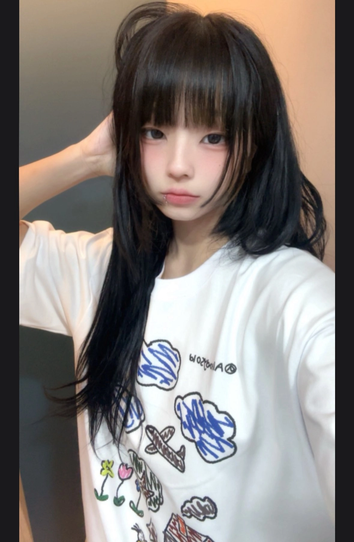 黑头发和白衬衫的女孩。