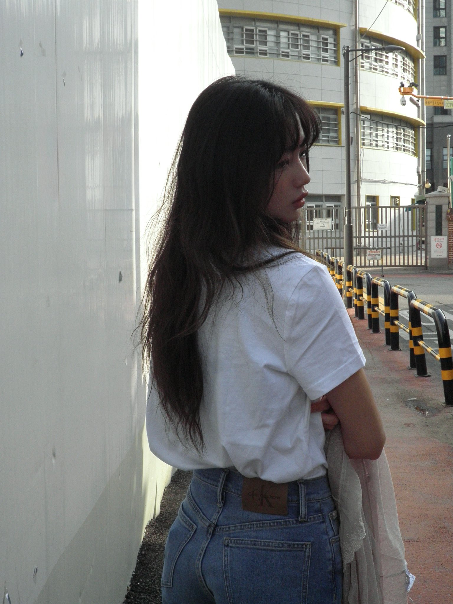 穿着白色衬衫和蓝色裤子的女人。