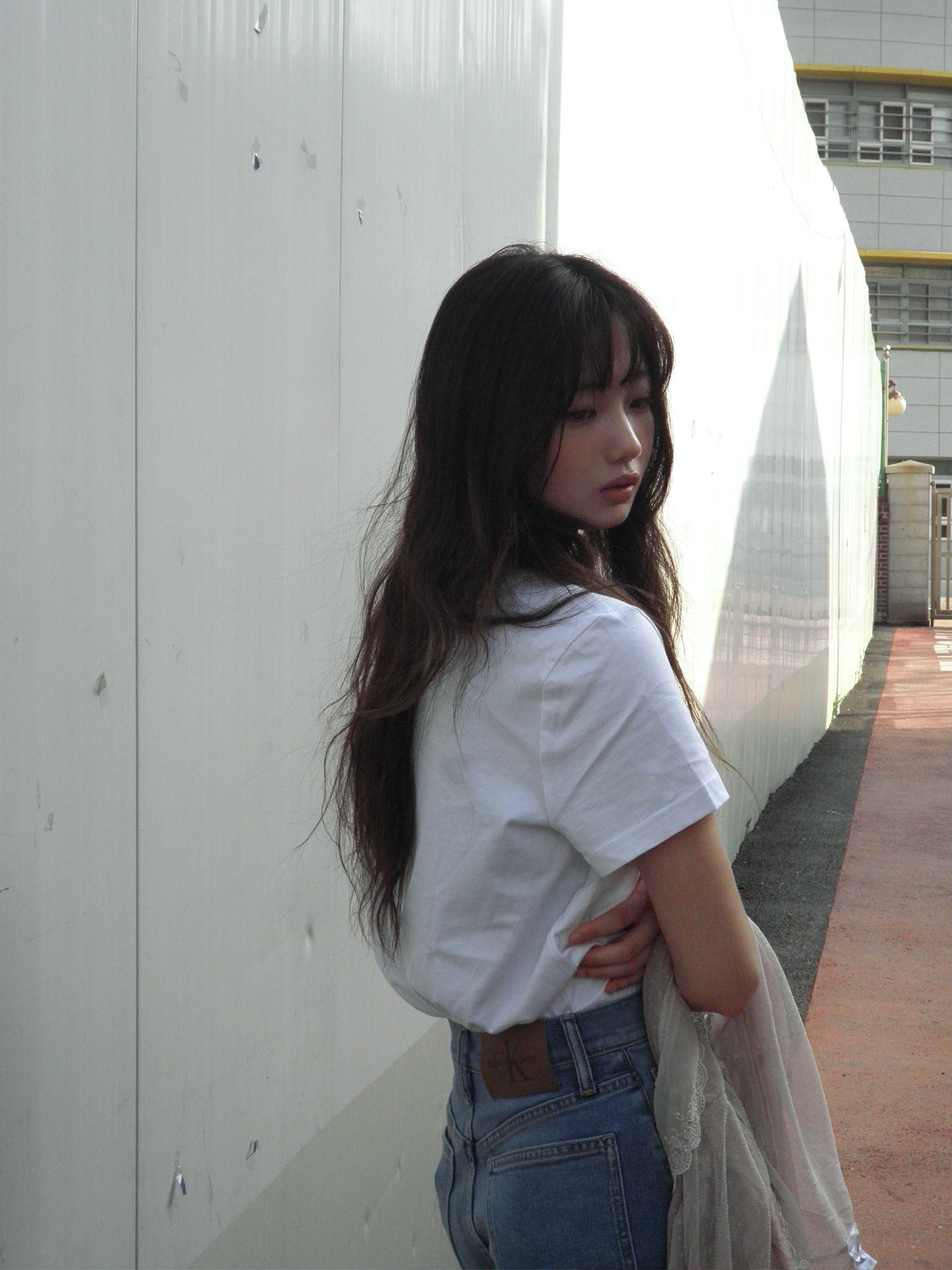 穿着白色衬衫和蓝色裤子的女人。