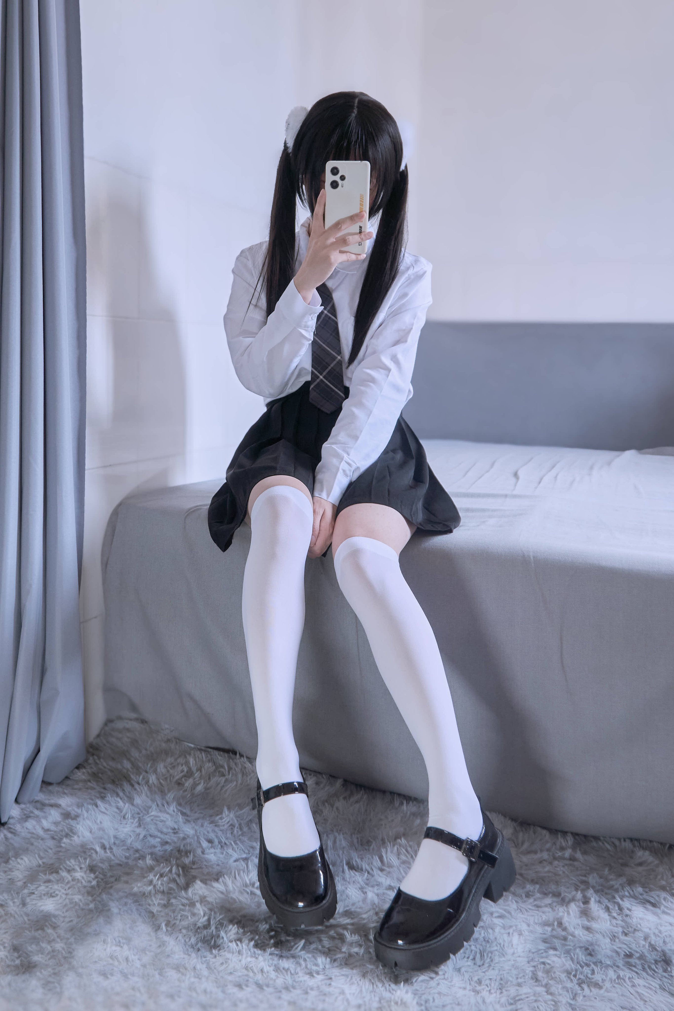 女孩用手机拍自拍。