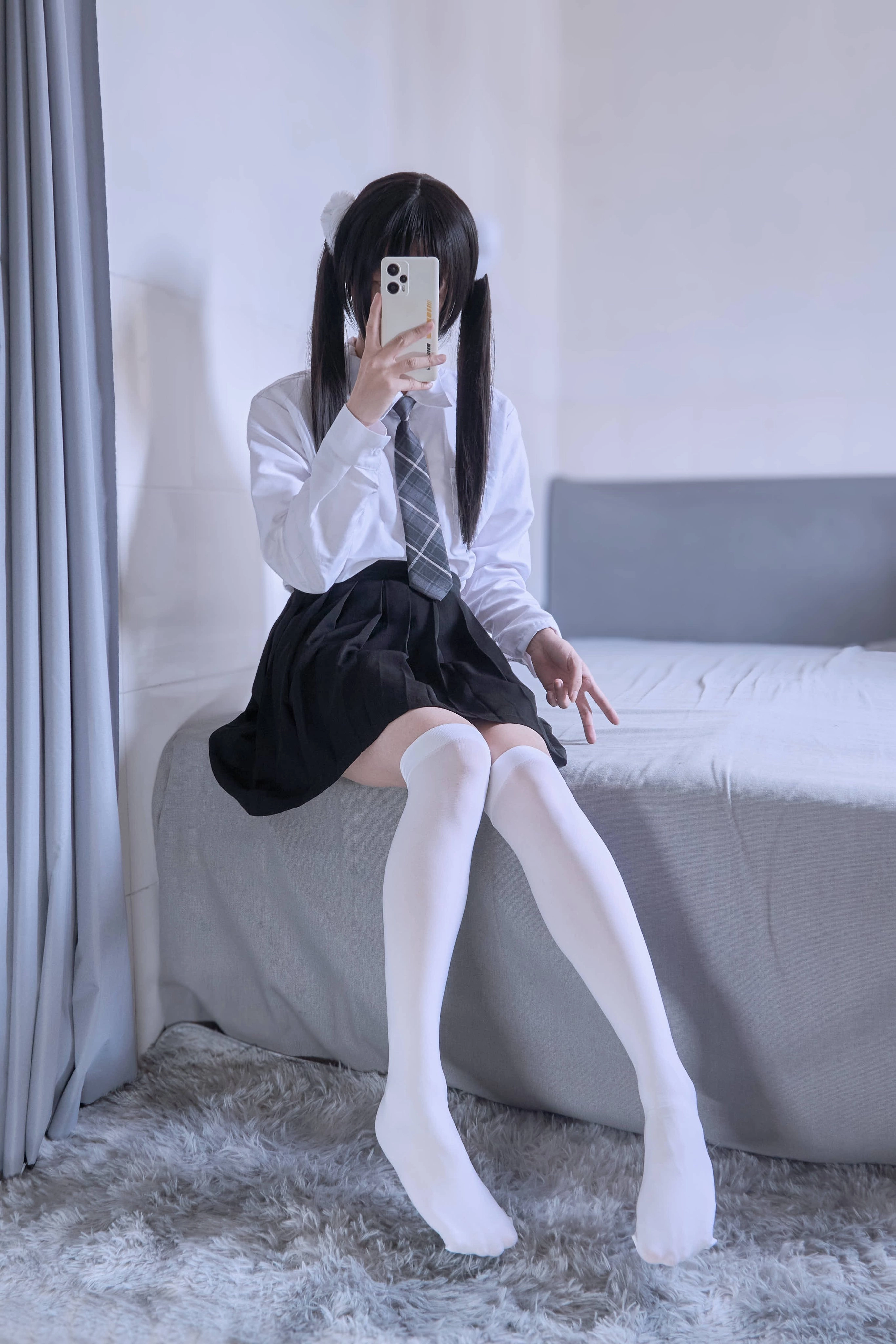 女孩用手机拍自拍。