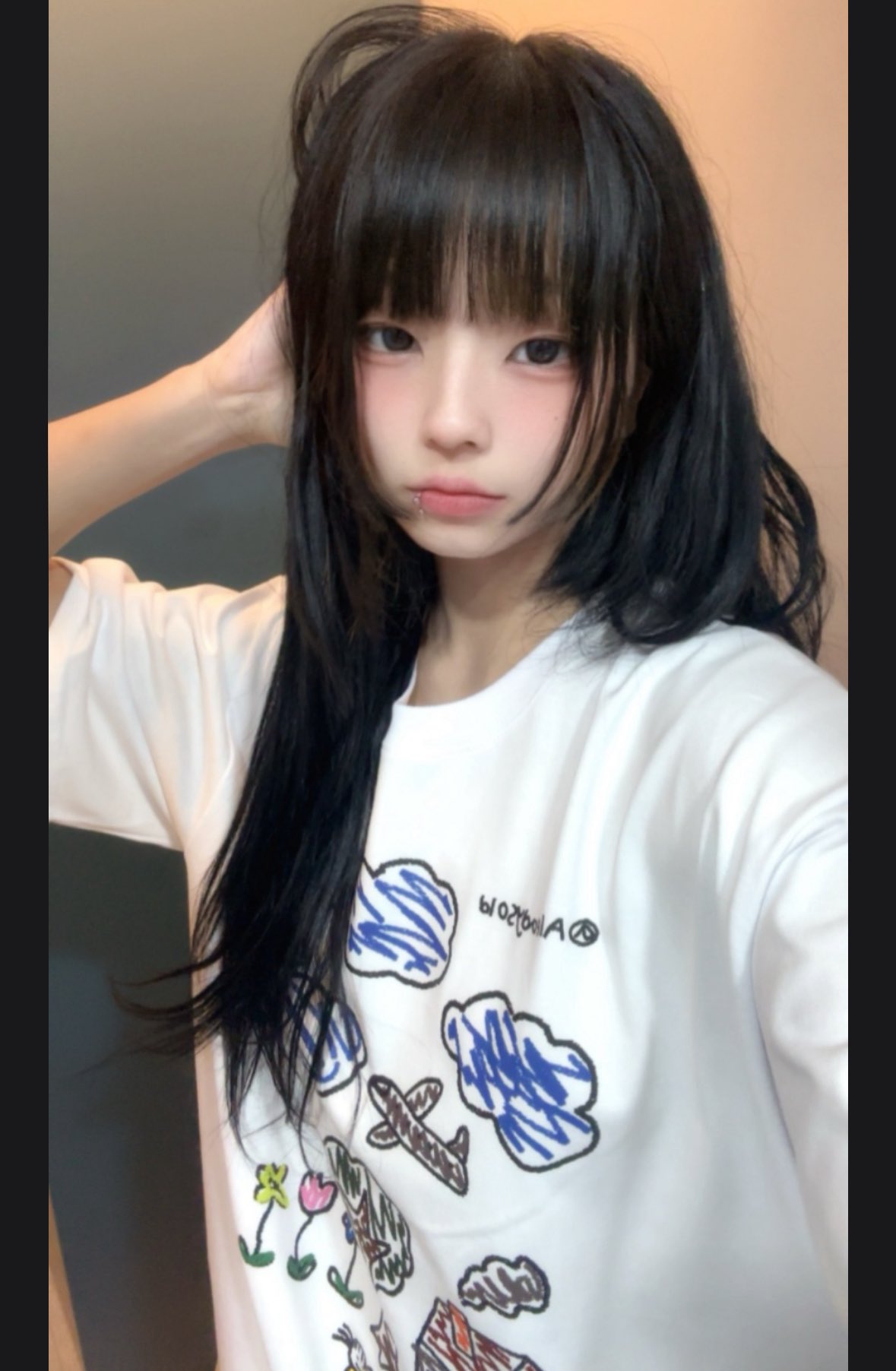 黑头发和白衬衫的女孩。