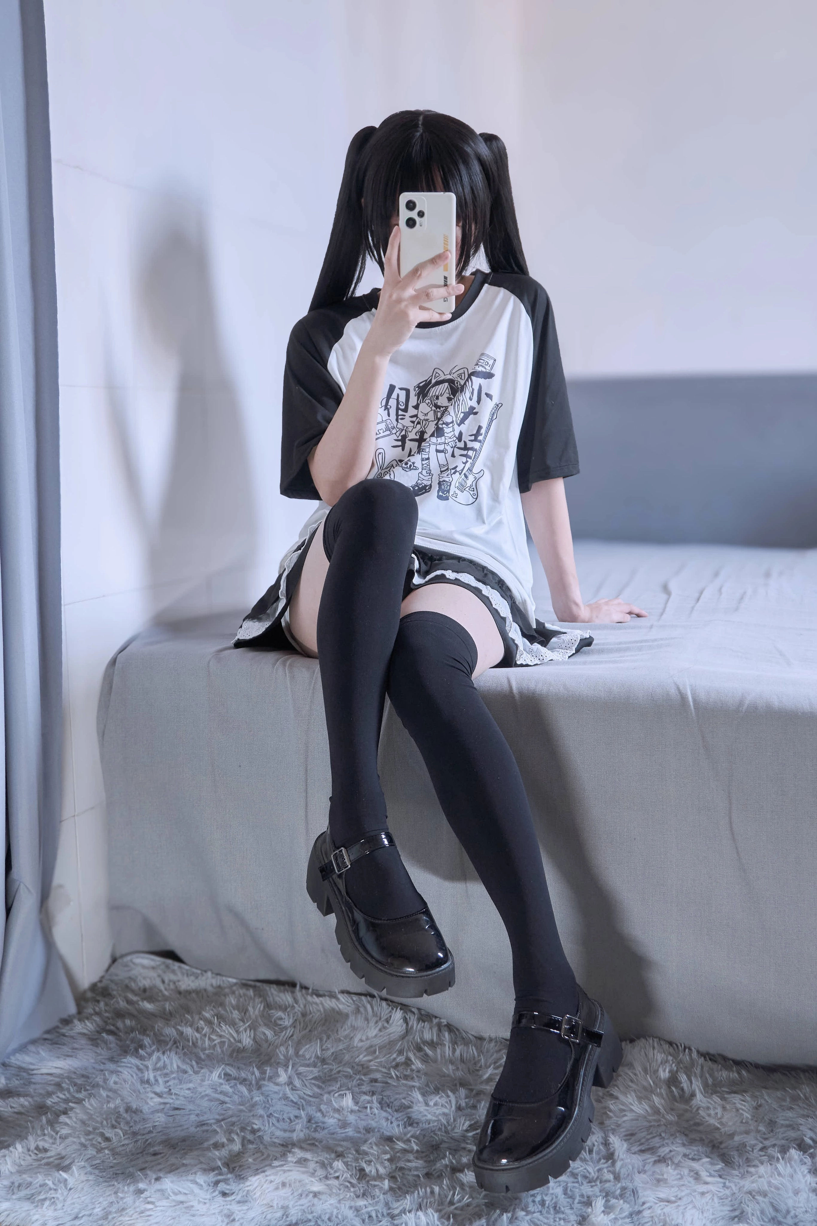 穿着黑白衬衫的女人拍了一张自拍。