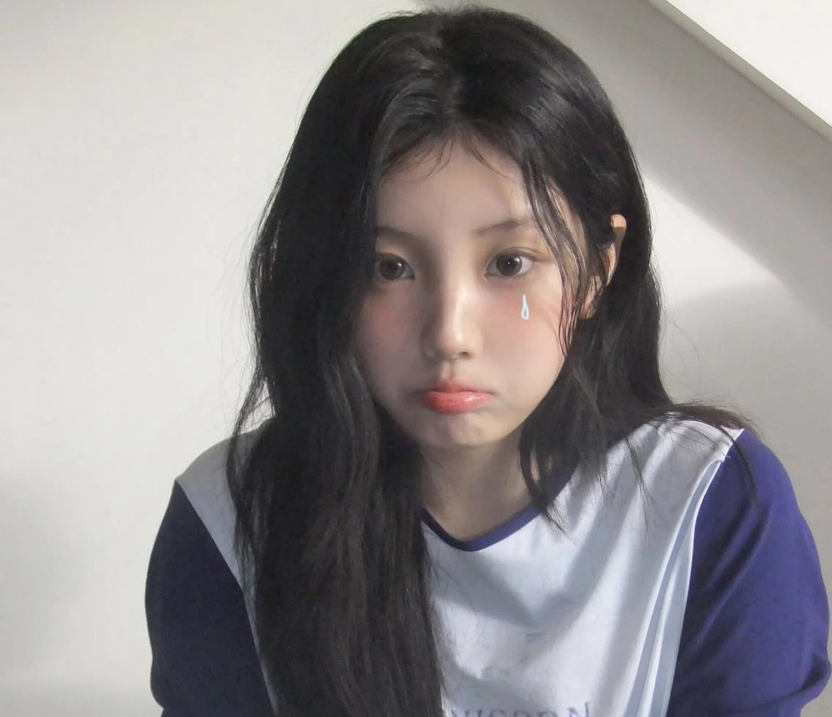 黑头发和蓝衬衫的女孩正在哭泣。