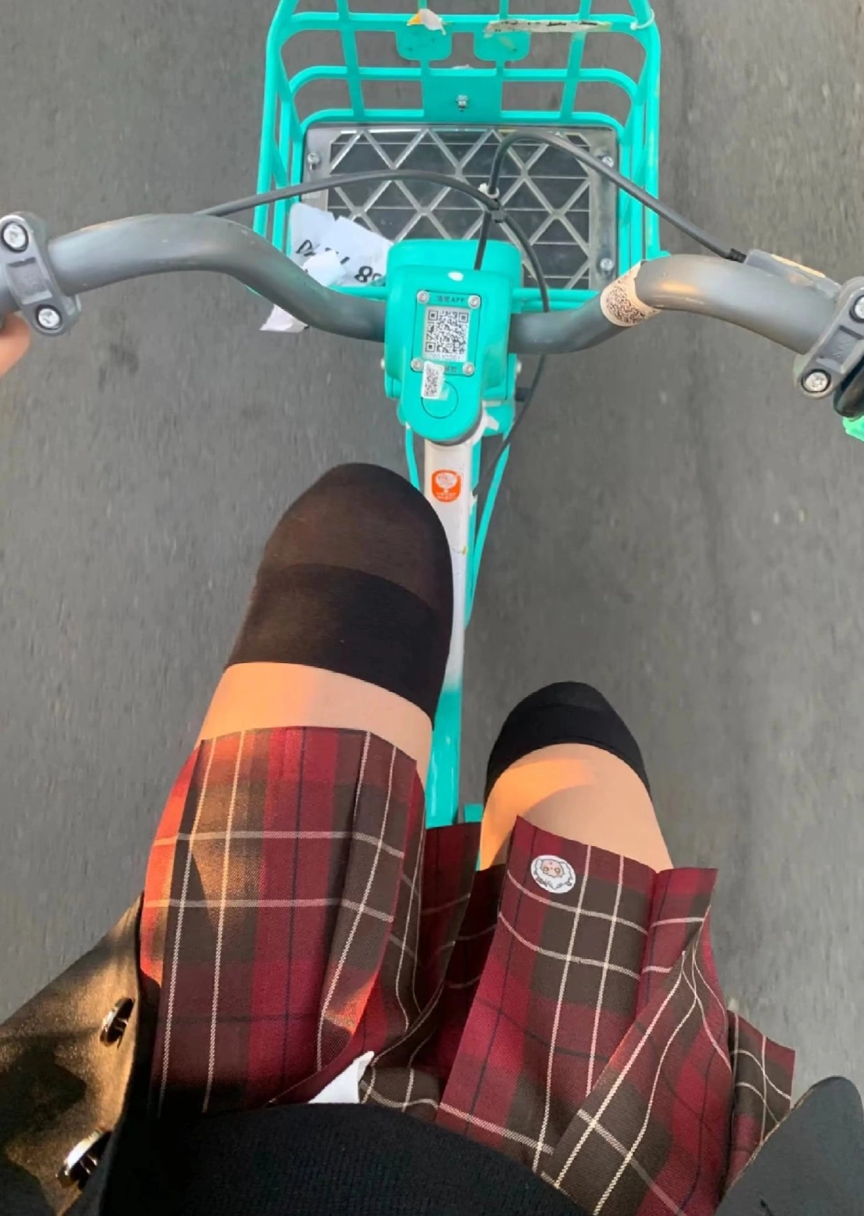 穿着衣的女人骑着自行车。