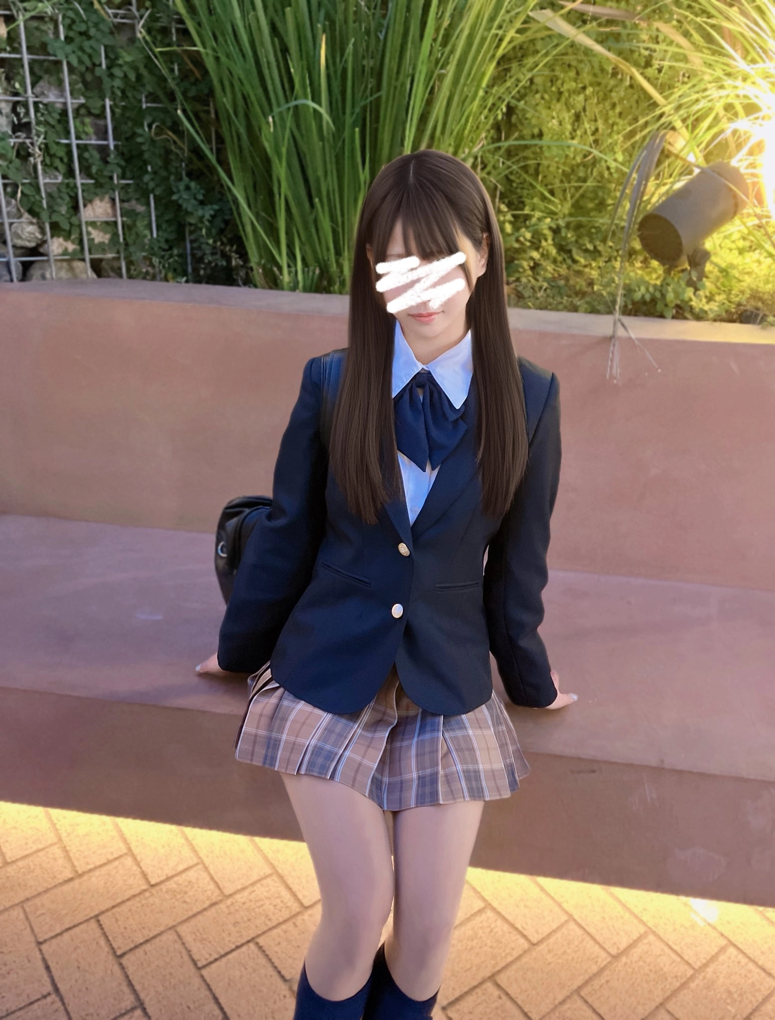 穿着服装和领带的女人为一张照片而立场。