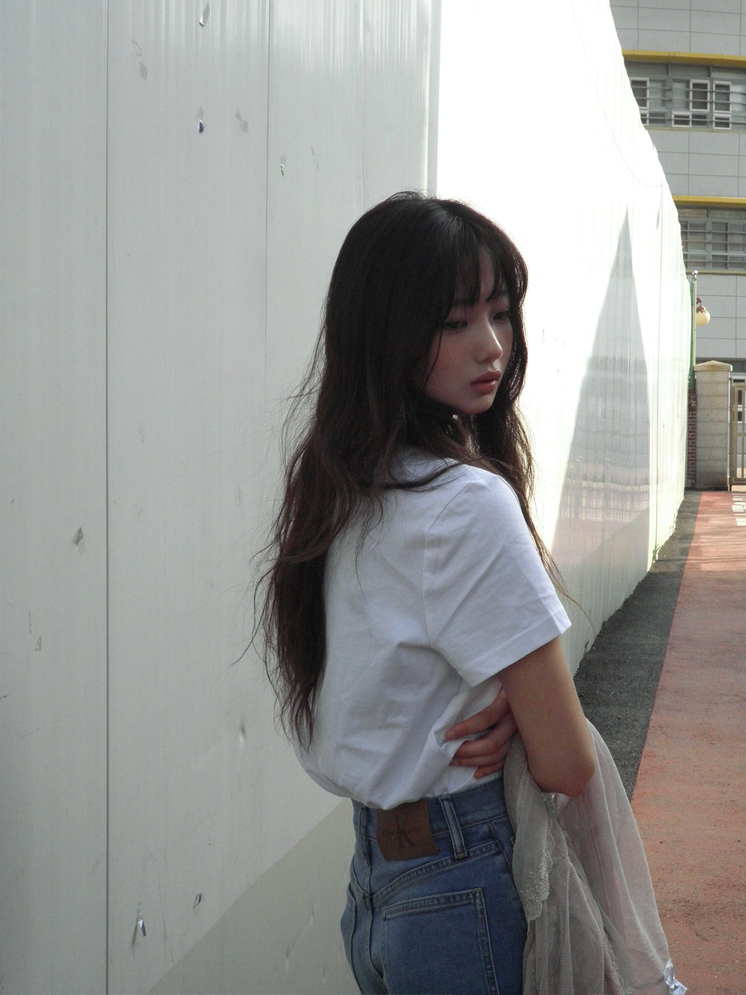 穿着白色衬衫和蓝色裤子的女人。