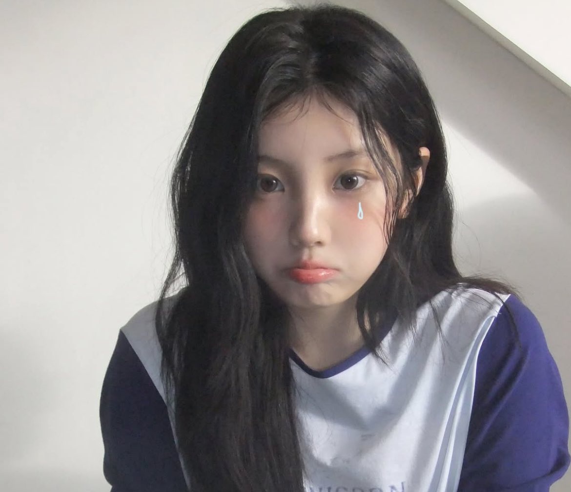 黑头发和蓝衬衫的女孩正在哭泣。