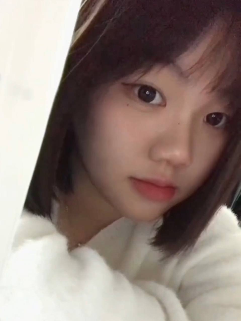 女人拍她的乳房的自拍。