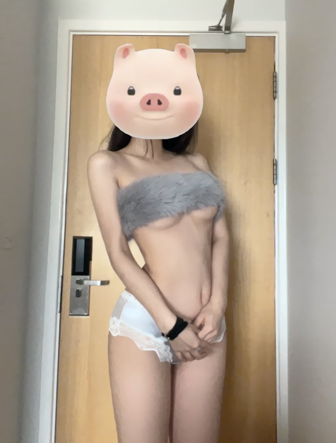 女人戴着猪面具。