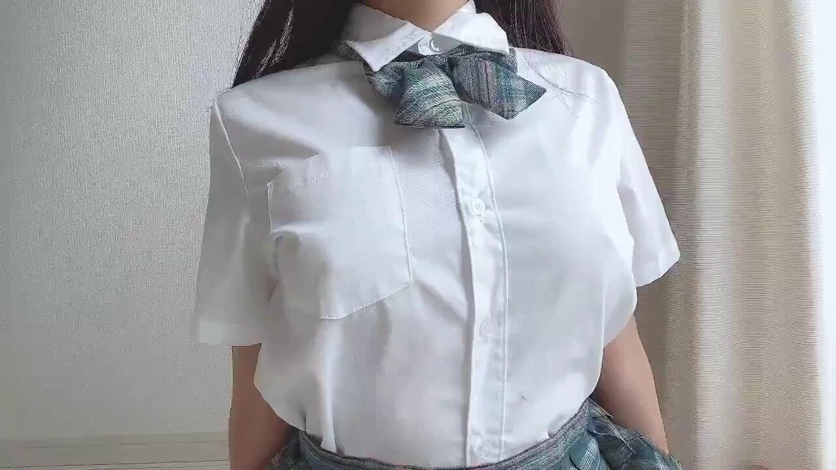 女人穿着一件白色衬衫,有一条弓绳。