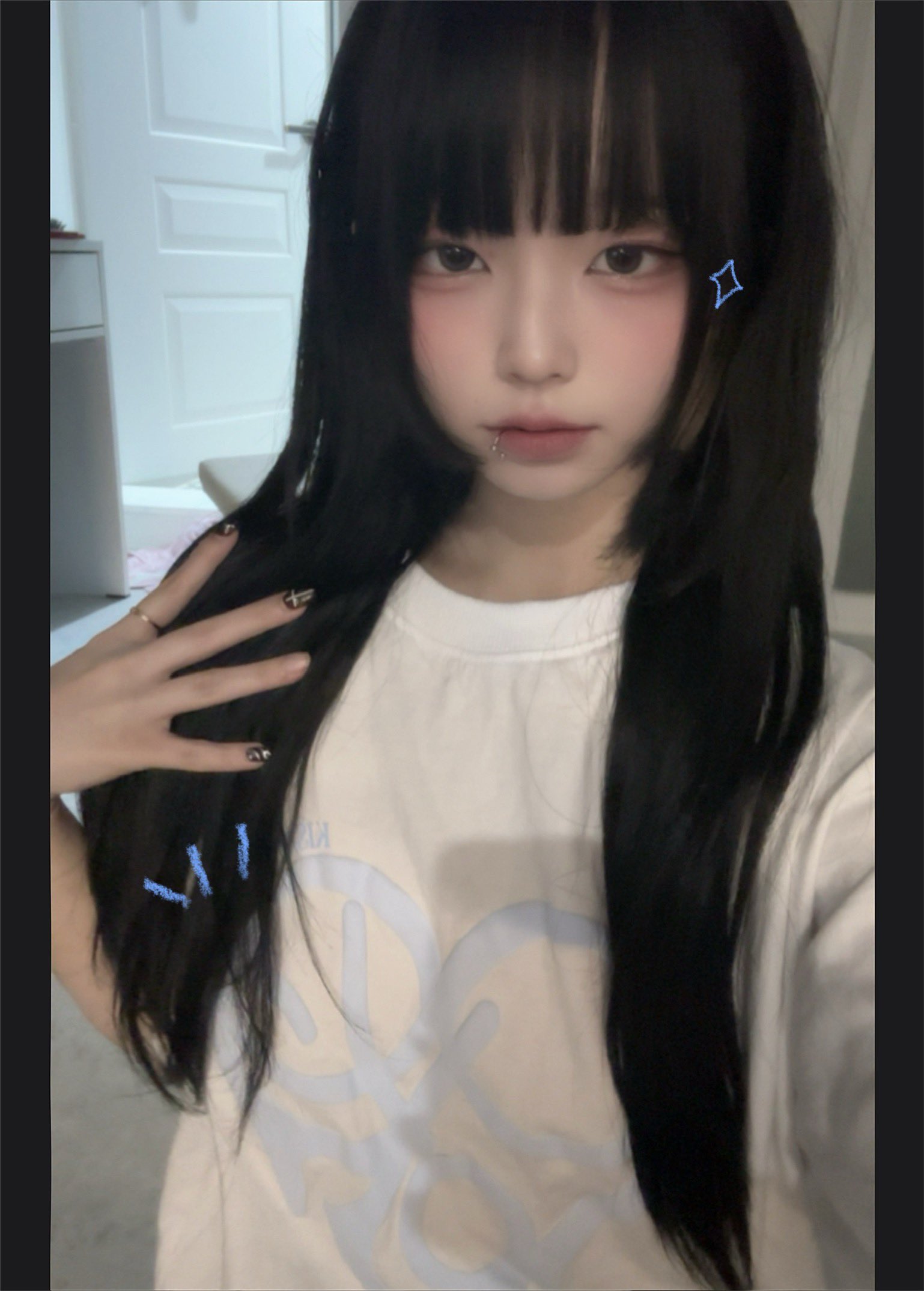 黑头发和白衬衫的女孩。