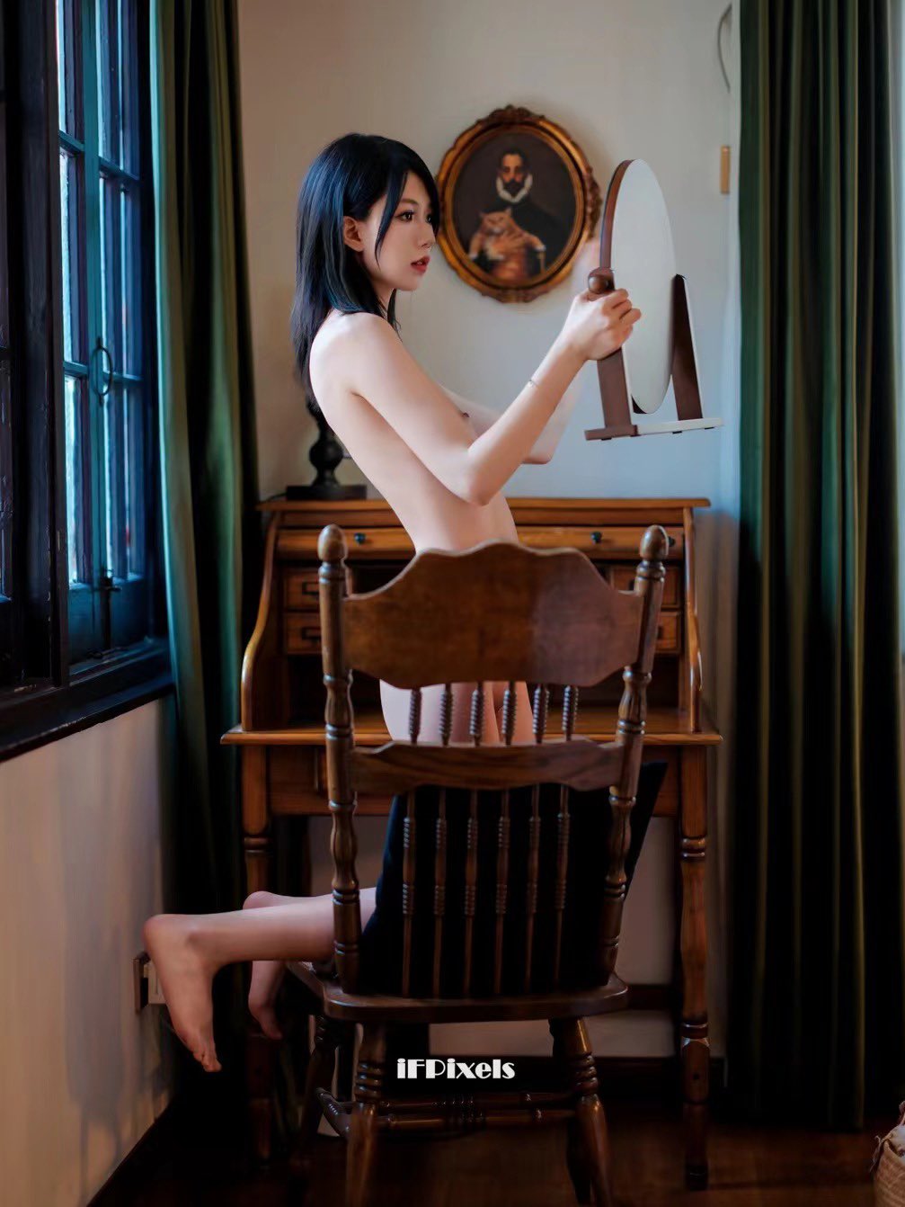 女人坐在椅子上,背对着相机。