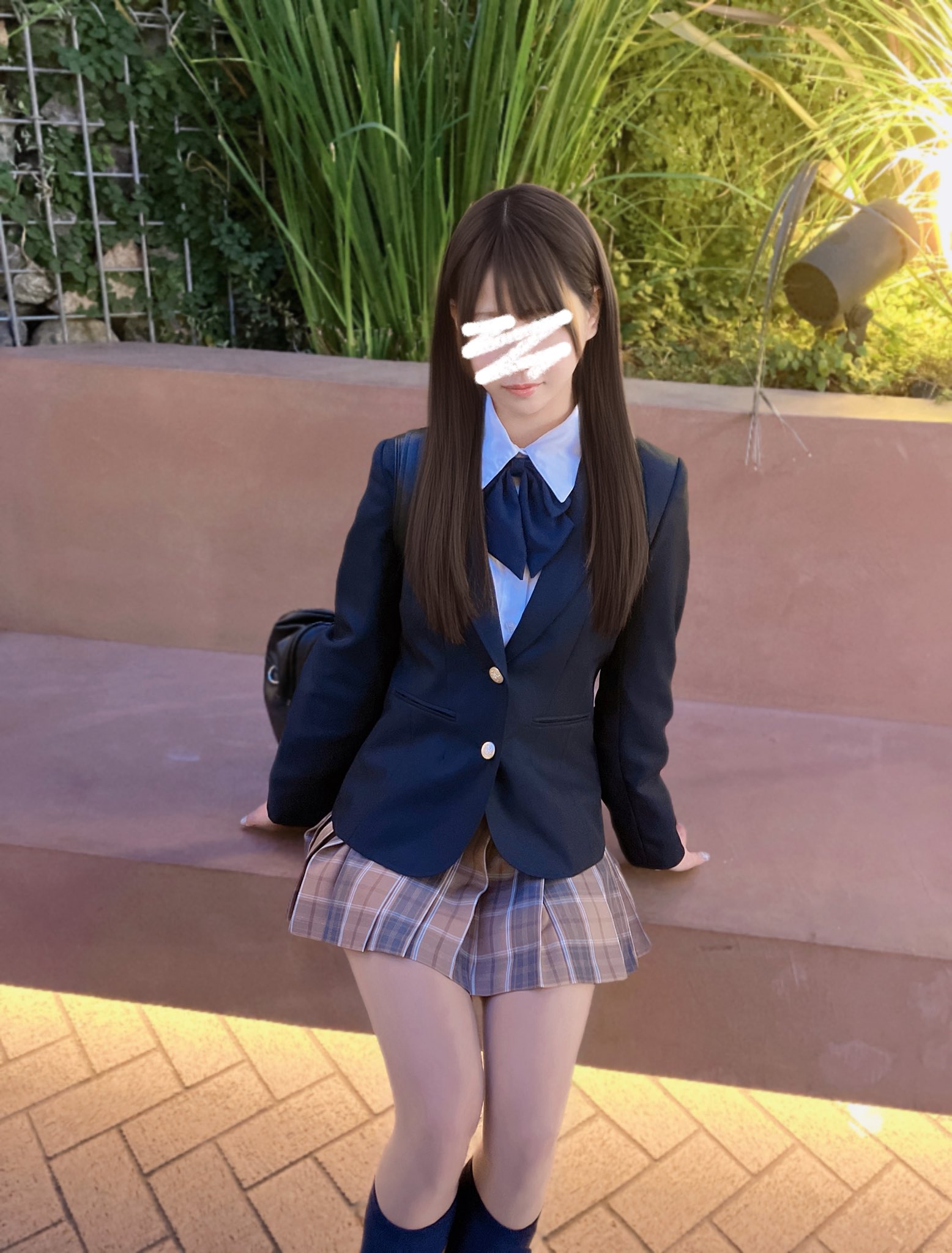 穿着服装和领带的女人为一张照片而立场。