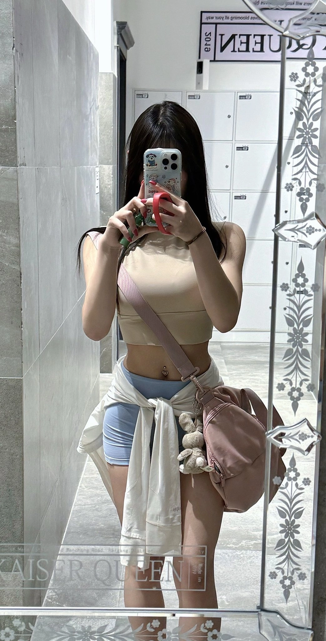 女人用手机拍自拍。