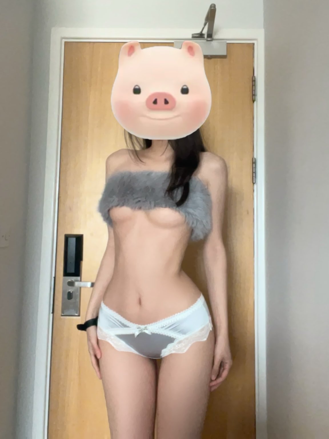 女人戴着猪面具。