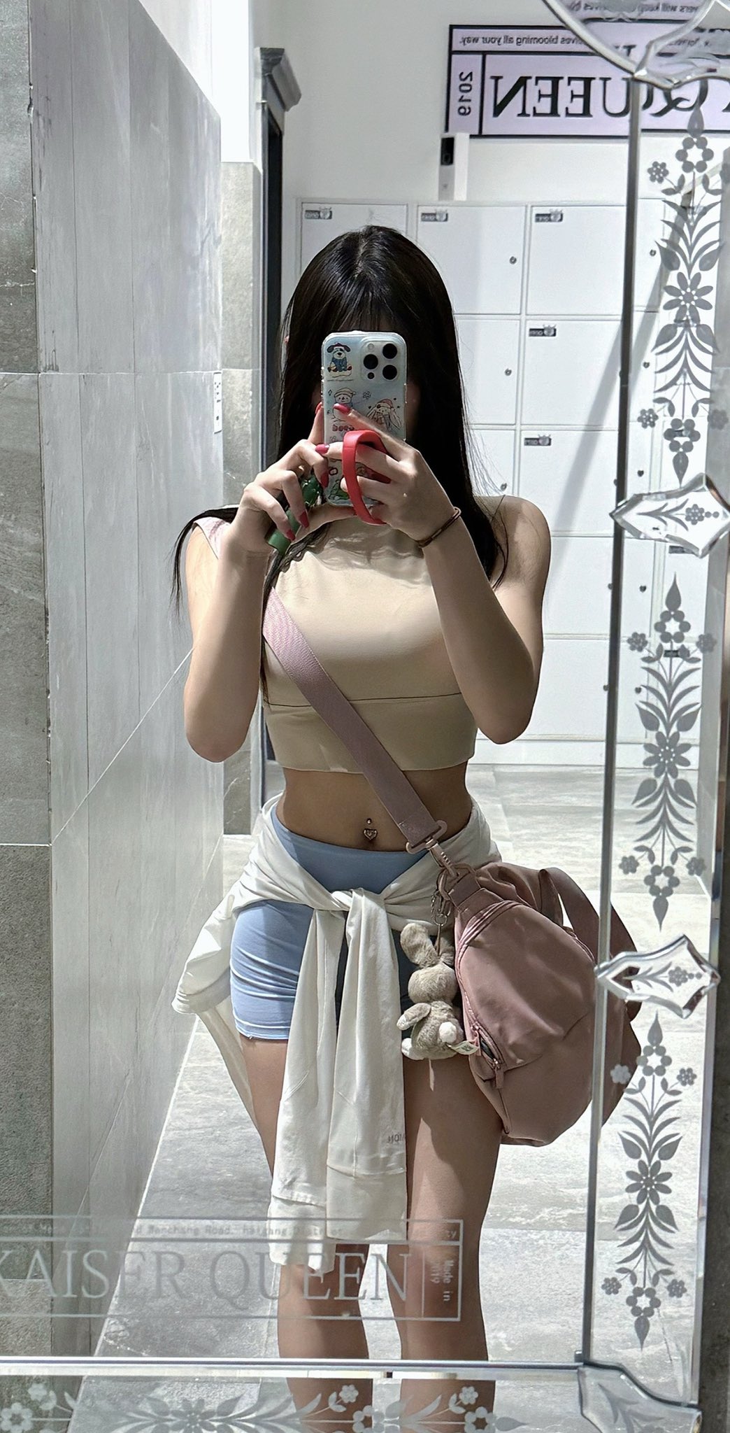 女人用手机拍自拍。