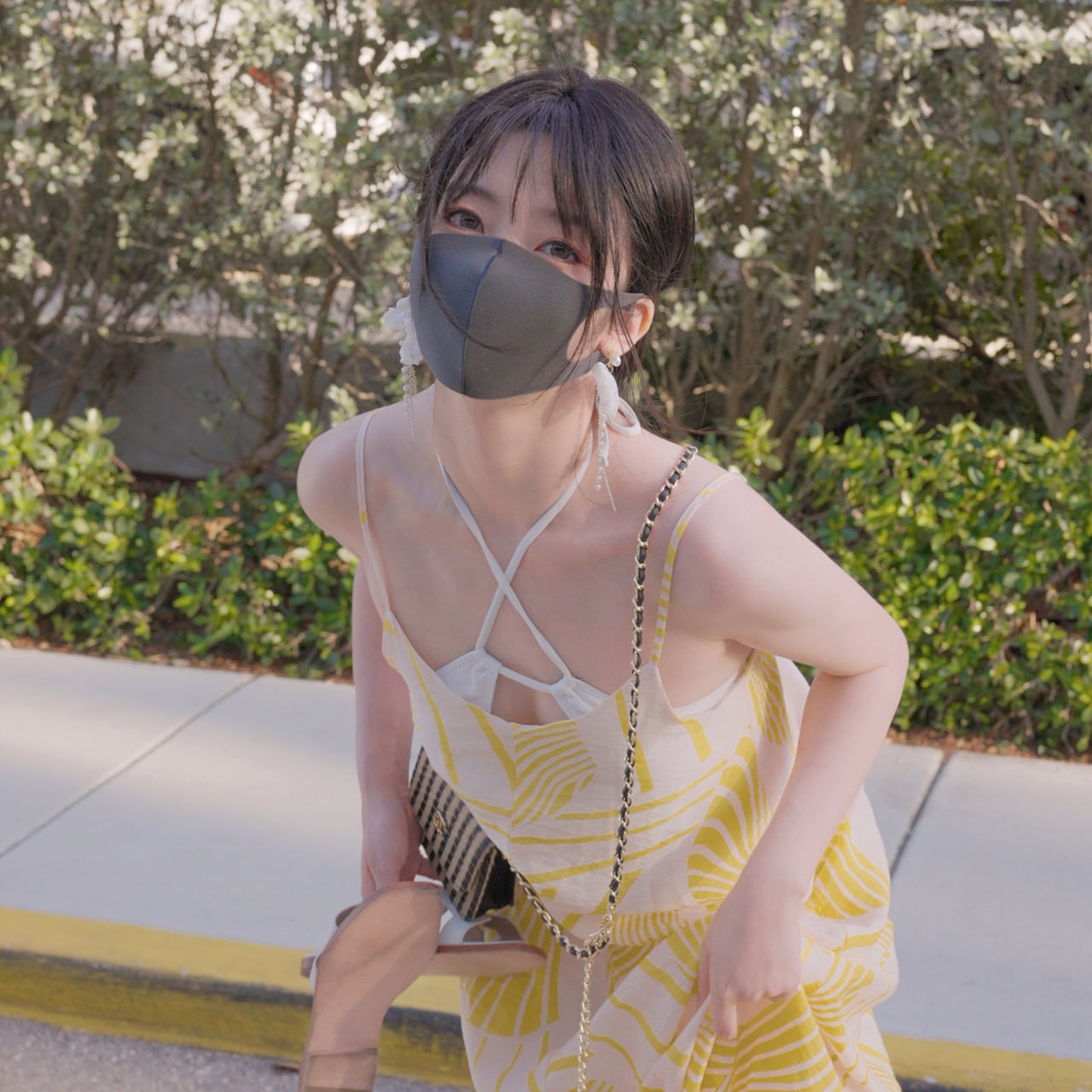 戴着面具的女人在阳光下行走。