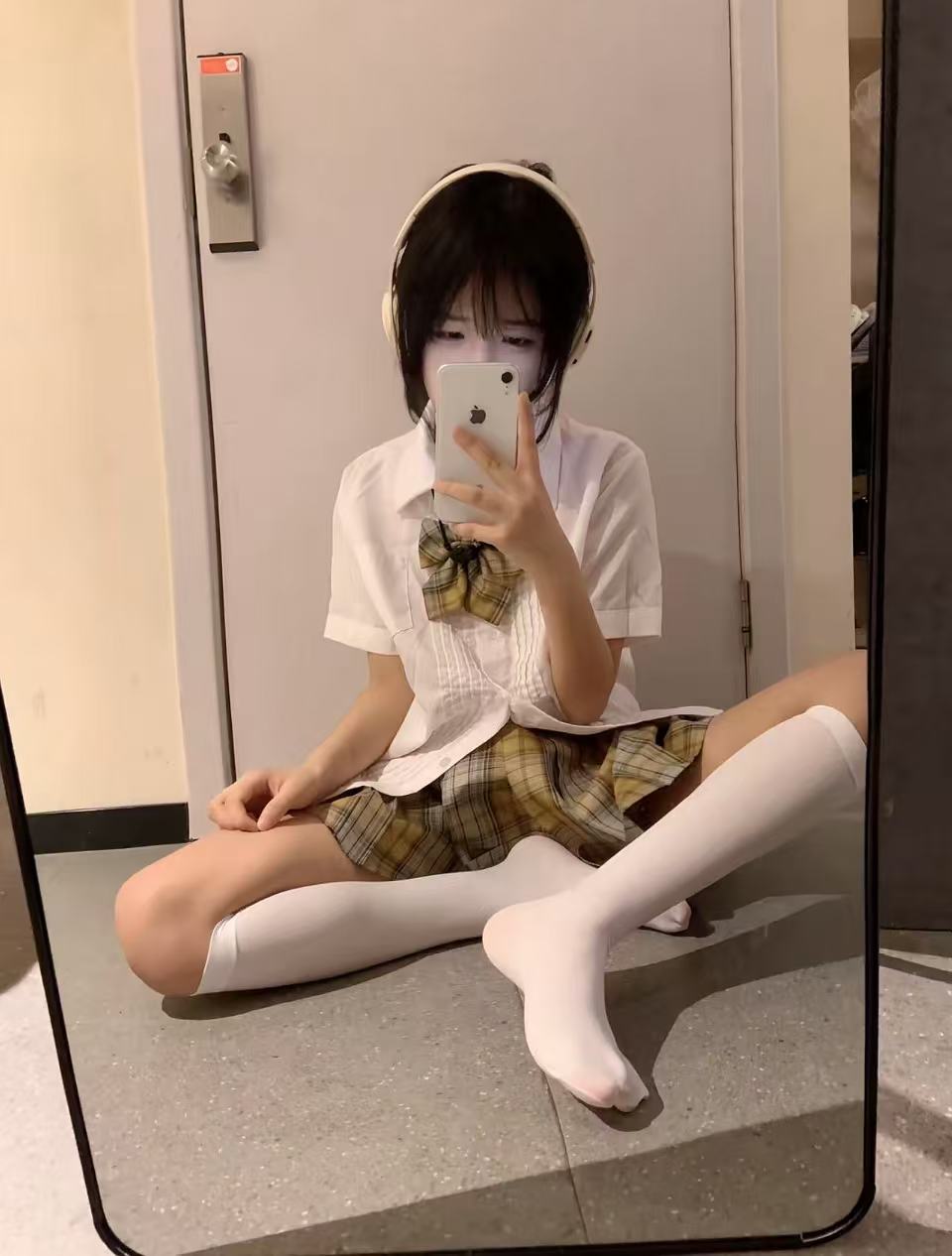 女人用手机拍自拍。