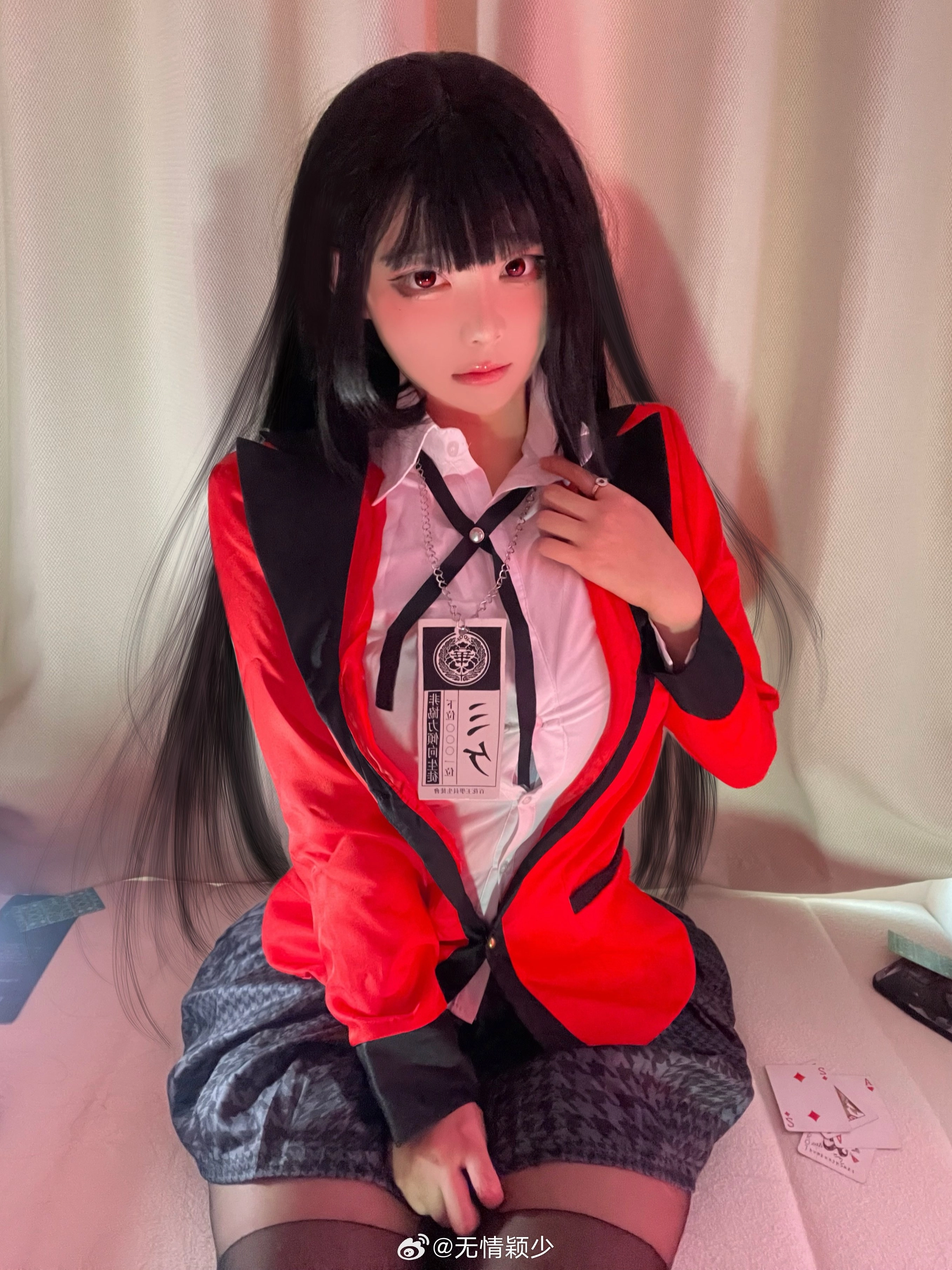 穿着红色夹克和黑色头发的女人。