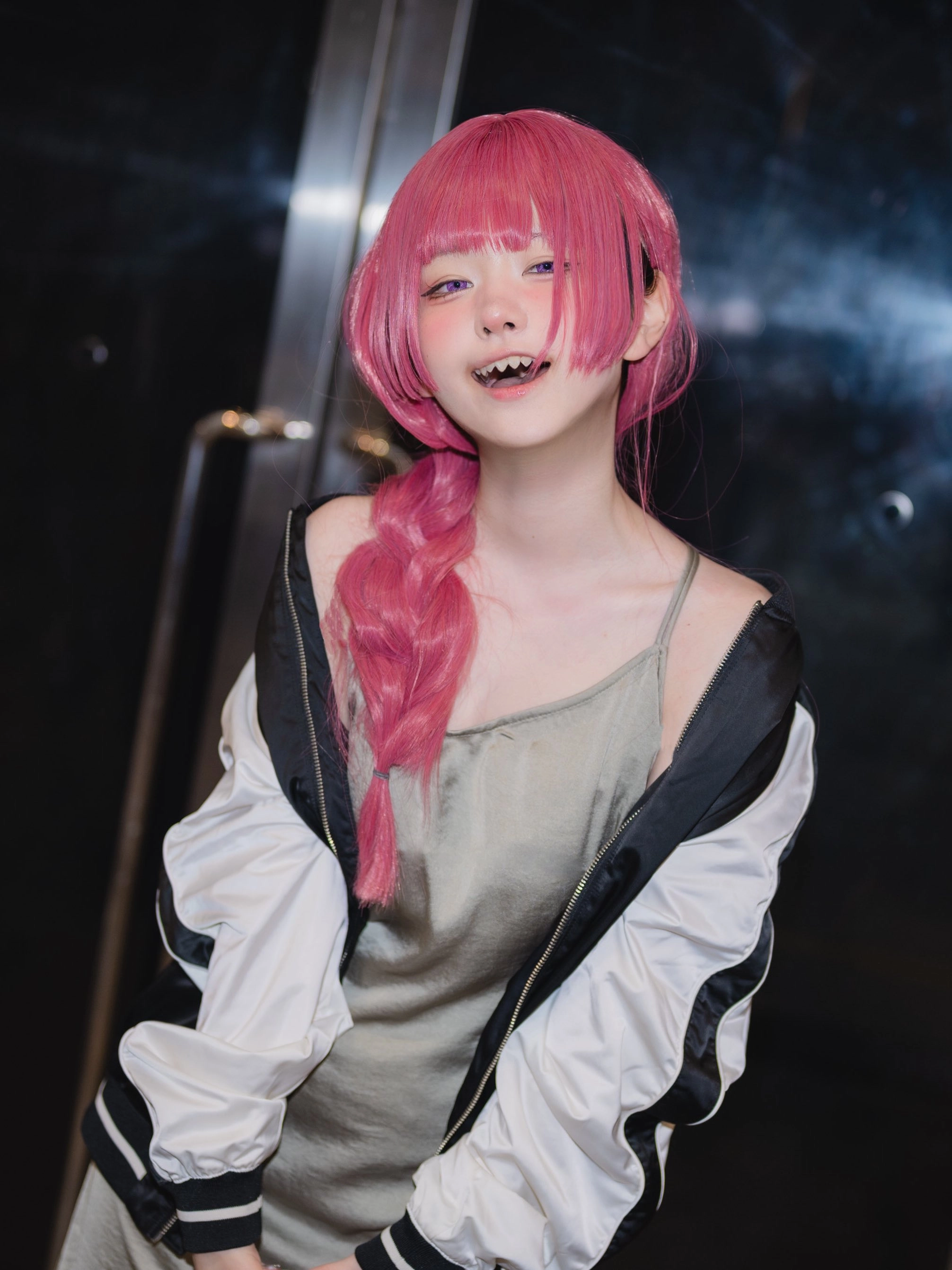 有粉红色头发的女孩,嘴里有一根牙刷。