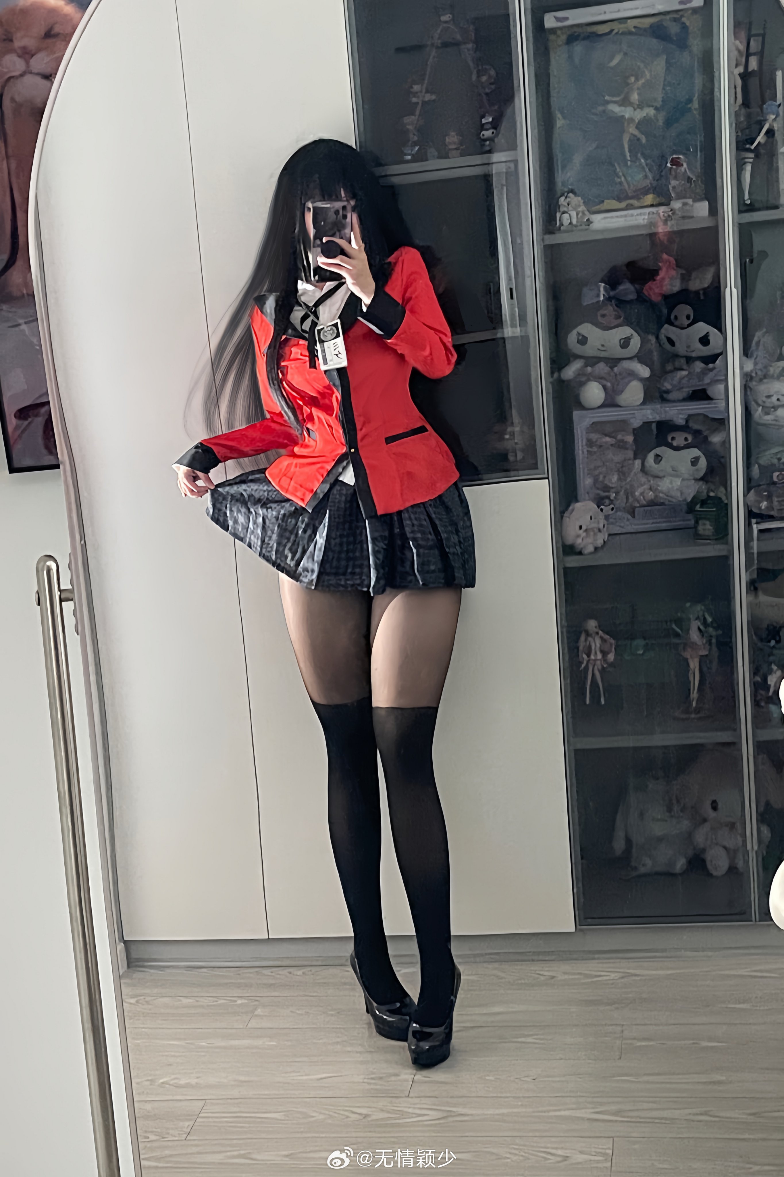 穿着红色夹克和黑色头发的女人。