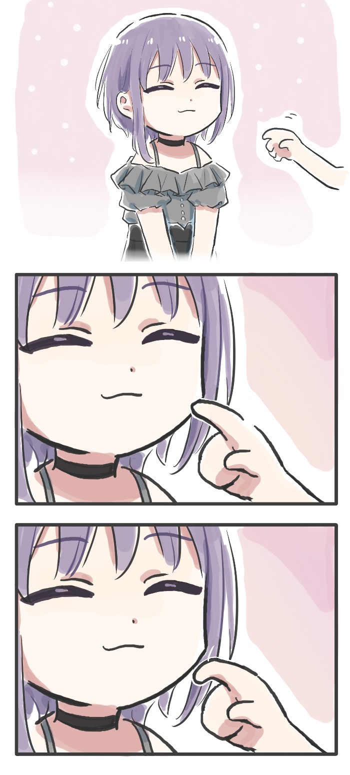 女孩正在帮助另一个女孩用她的头发。