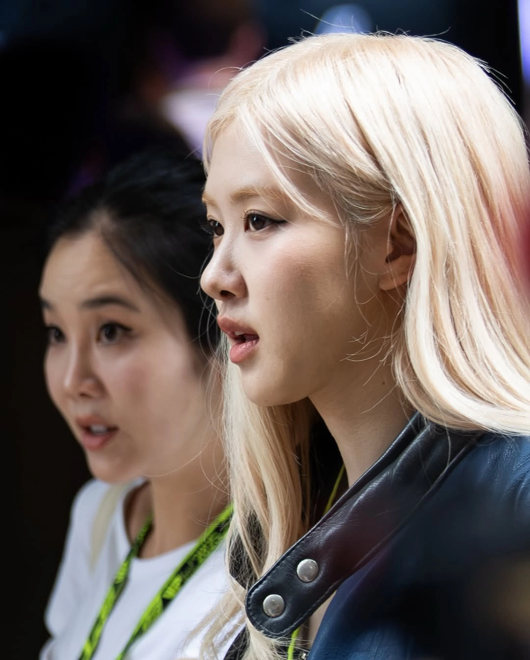 两个女人有金发,穿着白衬衫,另一个穿着黑色夹克。