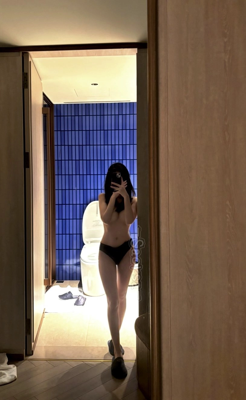 女人在浴室里拍个自拍。