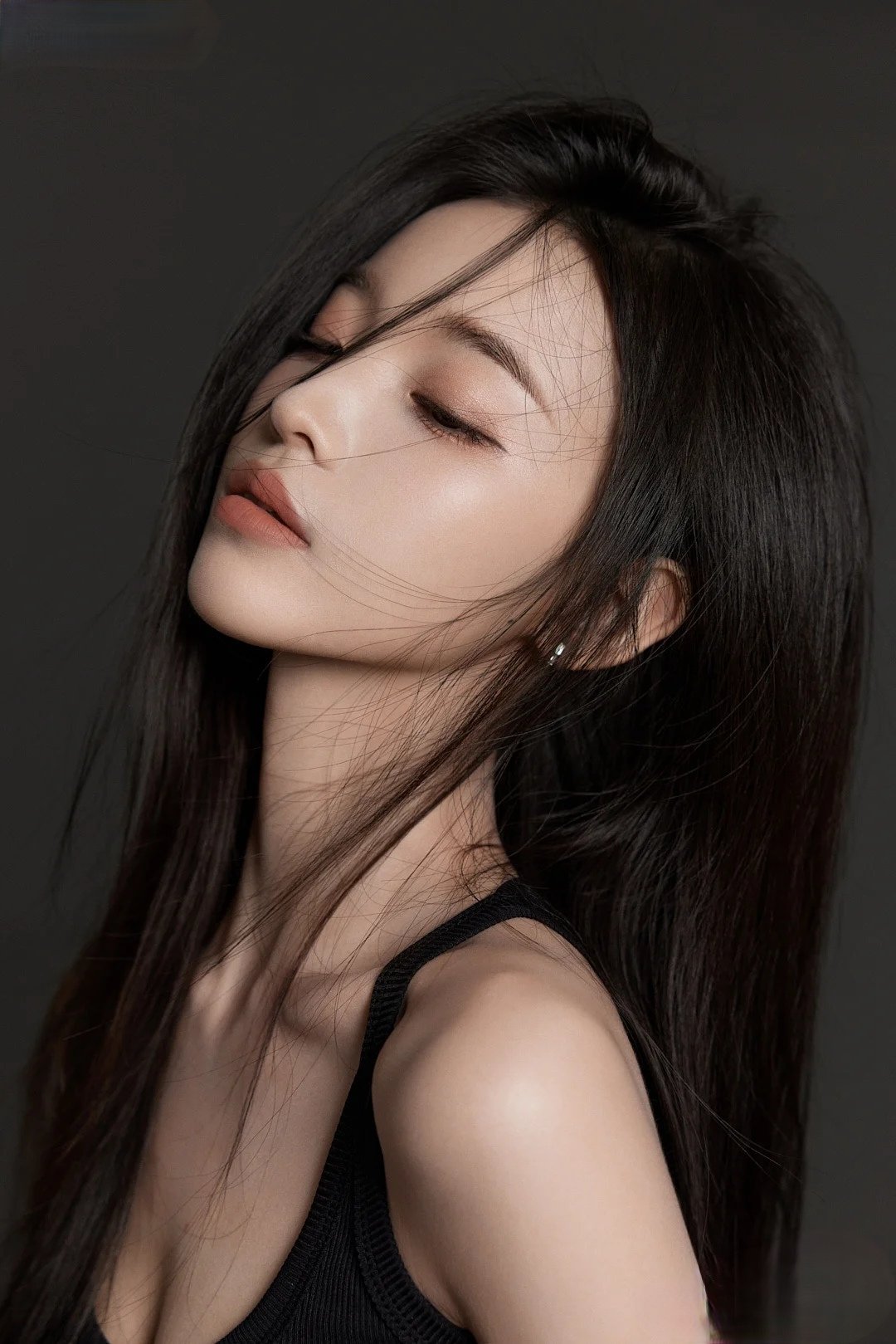 长长的黑发和一件黑色衬衫的女人。