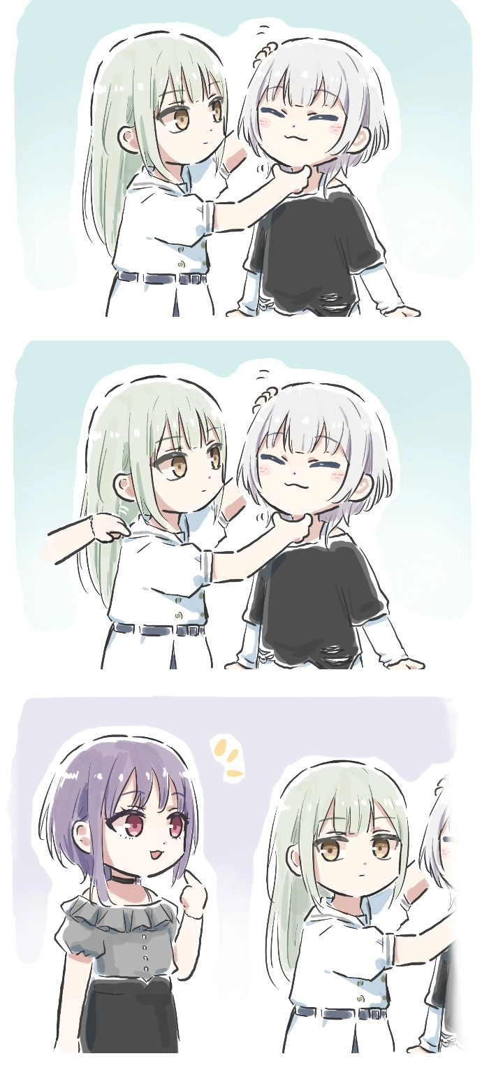 女孩正在帮助另一个女孩用她的头发。